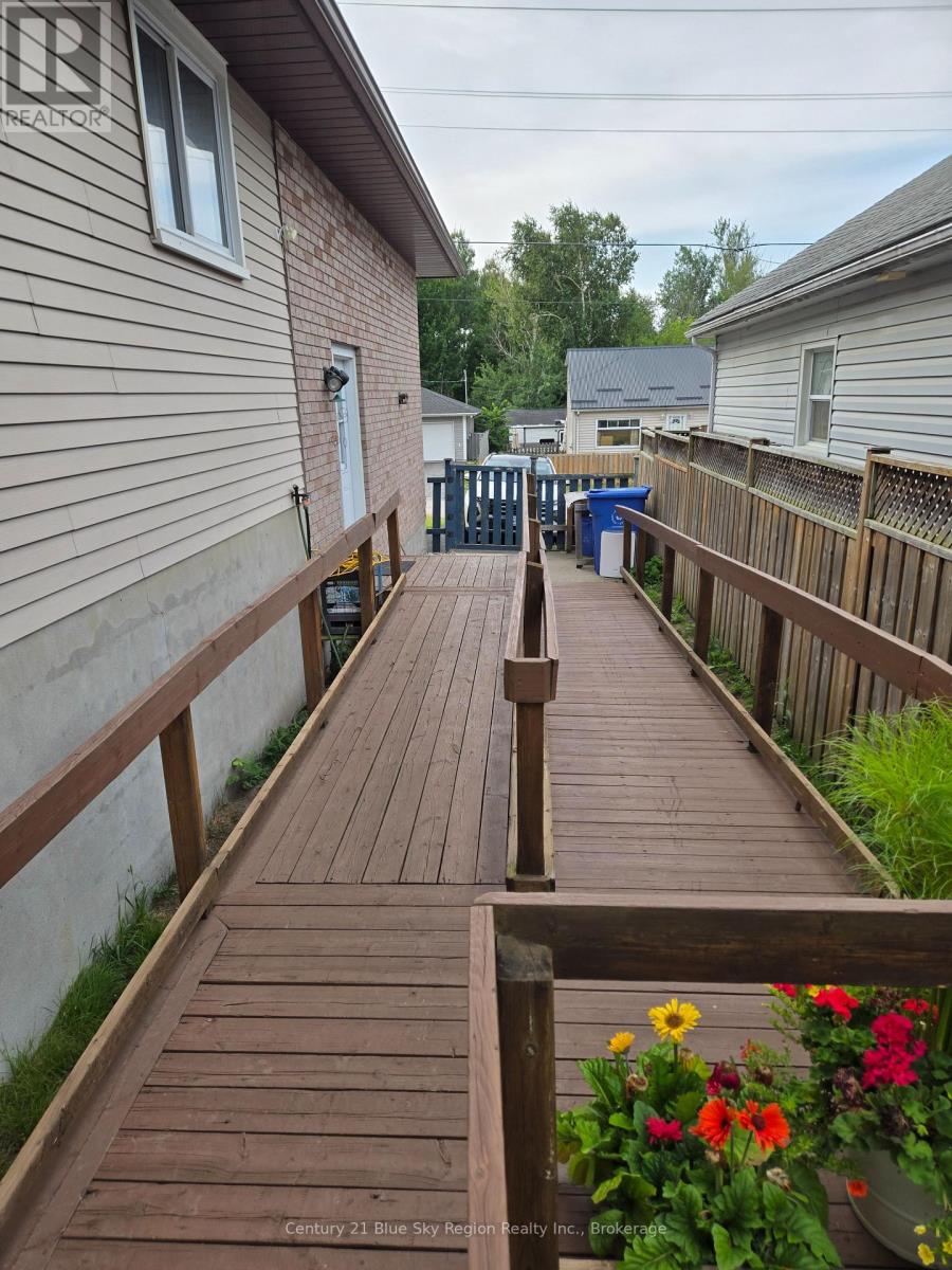 996 Metcalfe Street Property Photo 3