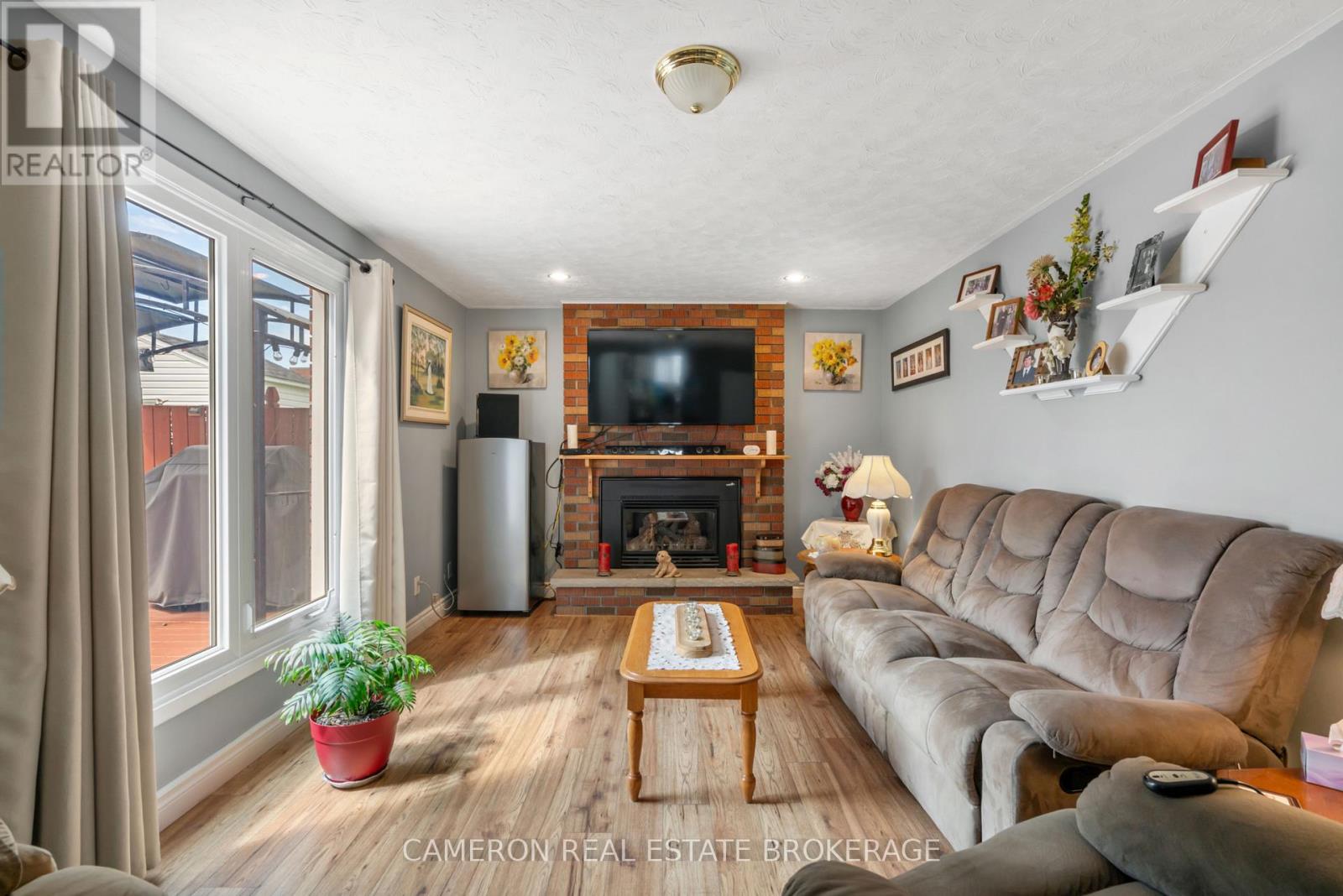 1495 Second Street E Property Photo 5