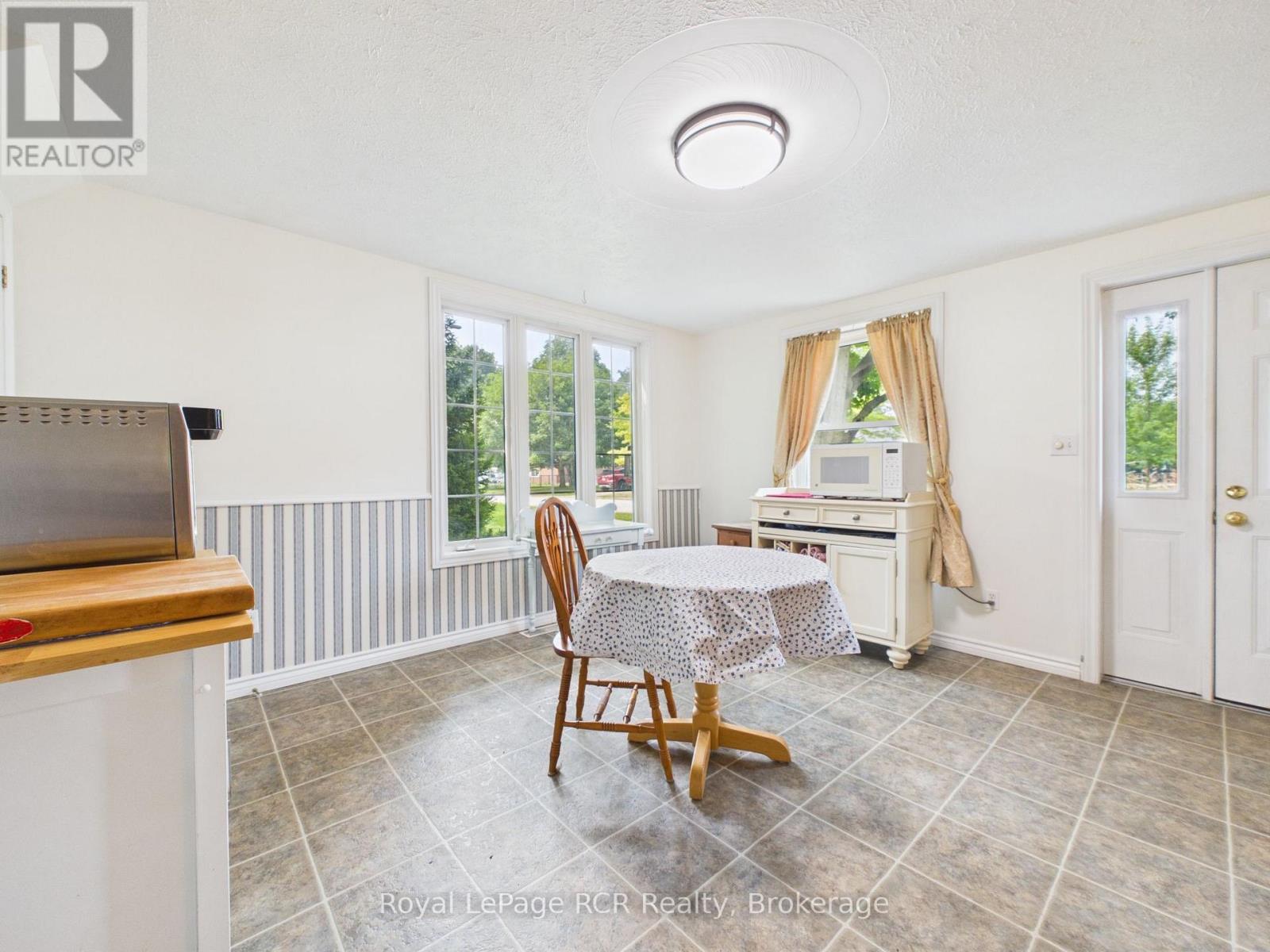 2055 Princess Street S Property Photo 14