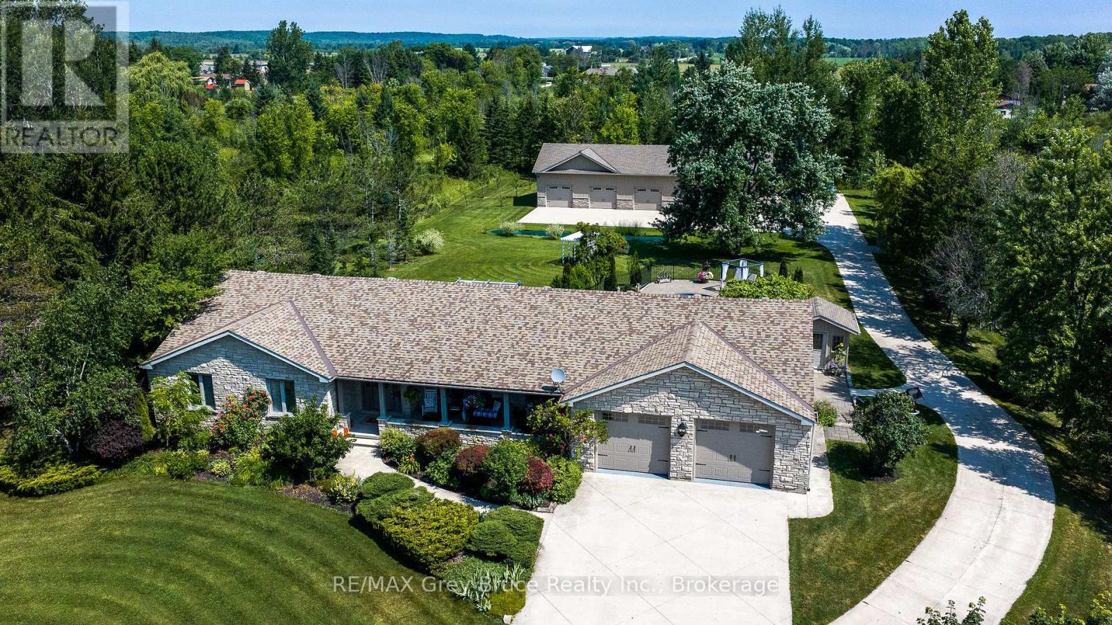 913 27th Street W Property Photo 1