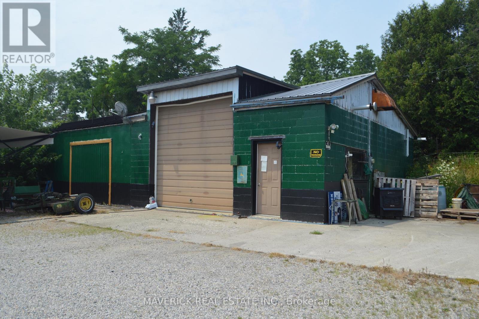 1742 Longwoods Road Property Photo 1