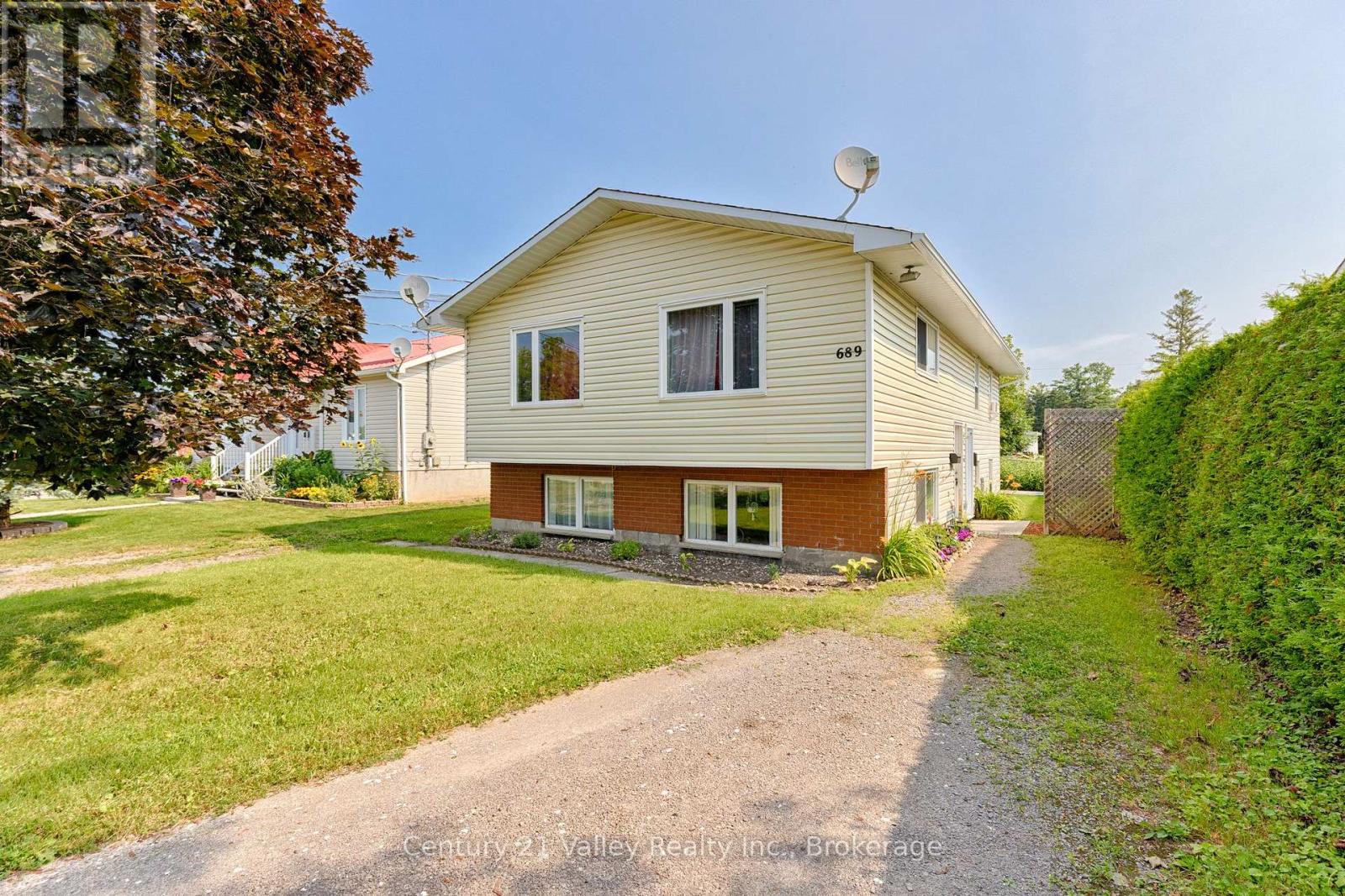 689 Fourth Street Property Photo 2