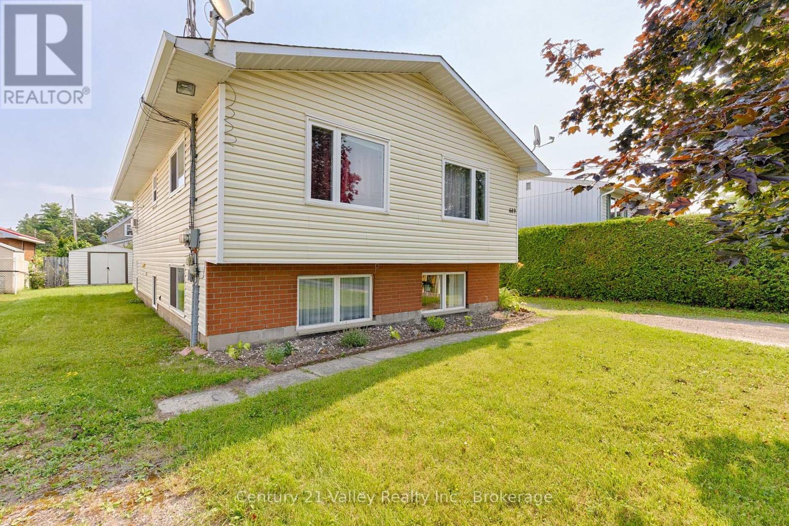 689 Fourth Street Property Photo 3