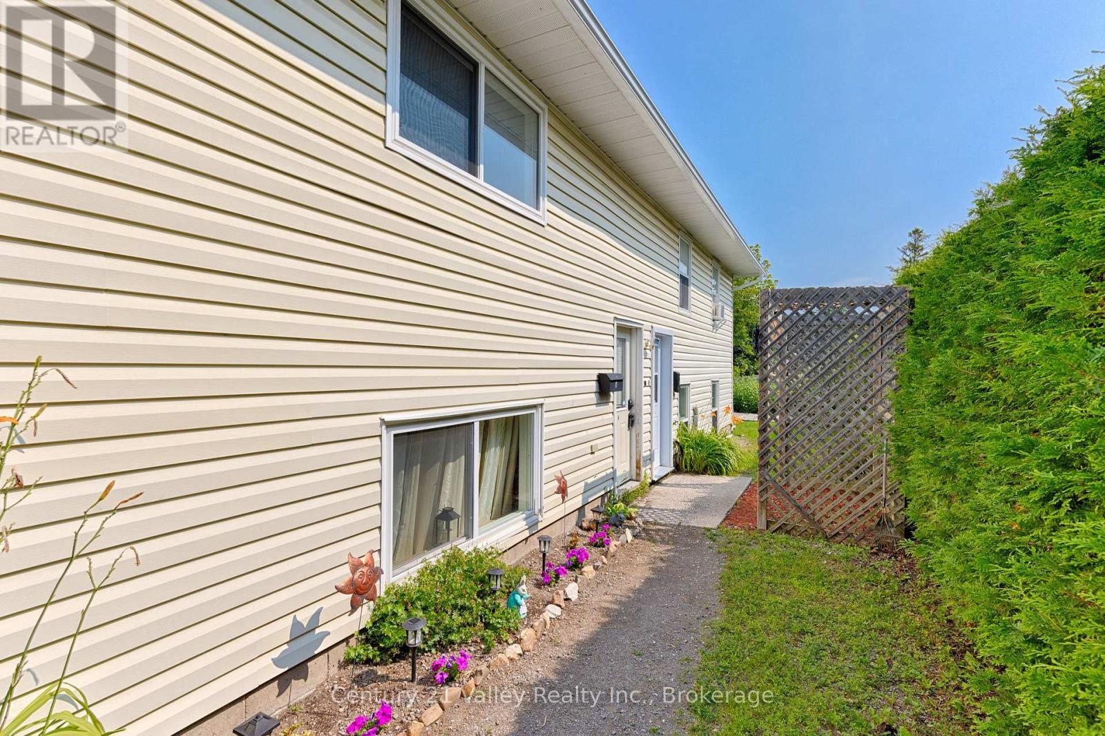 689 Fourth Street Property Photo 4