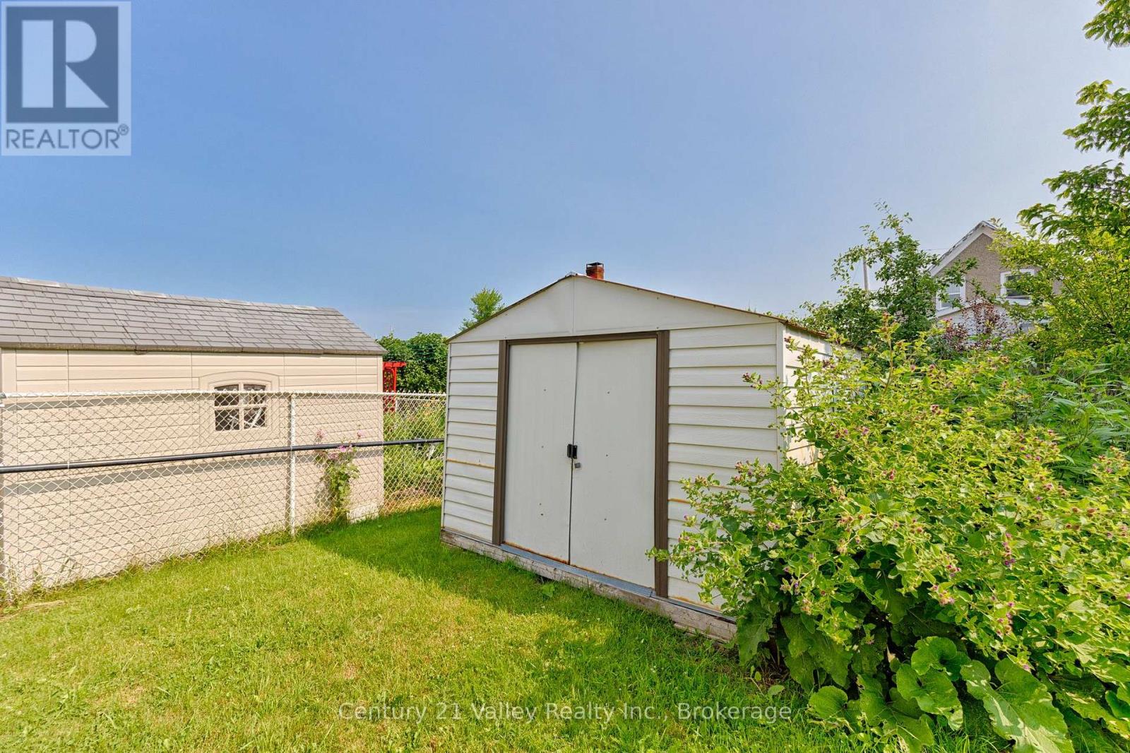 689 Fourth Street Property Photo 5