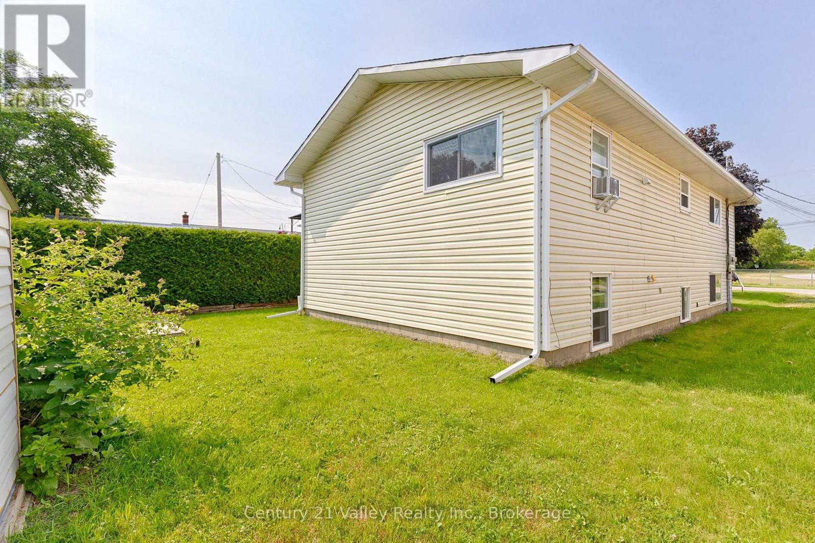 689 Fourth Street Property Photo 9