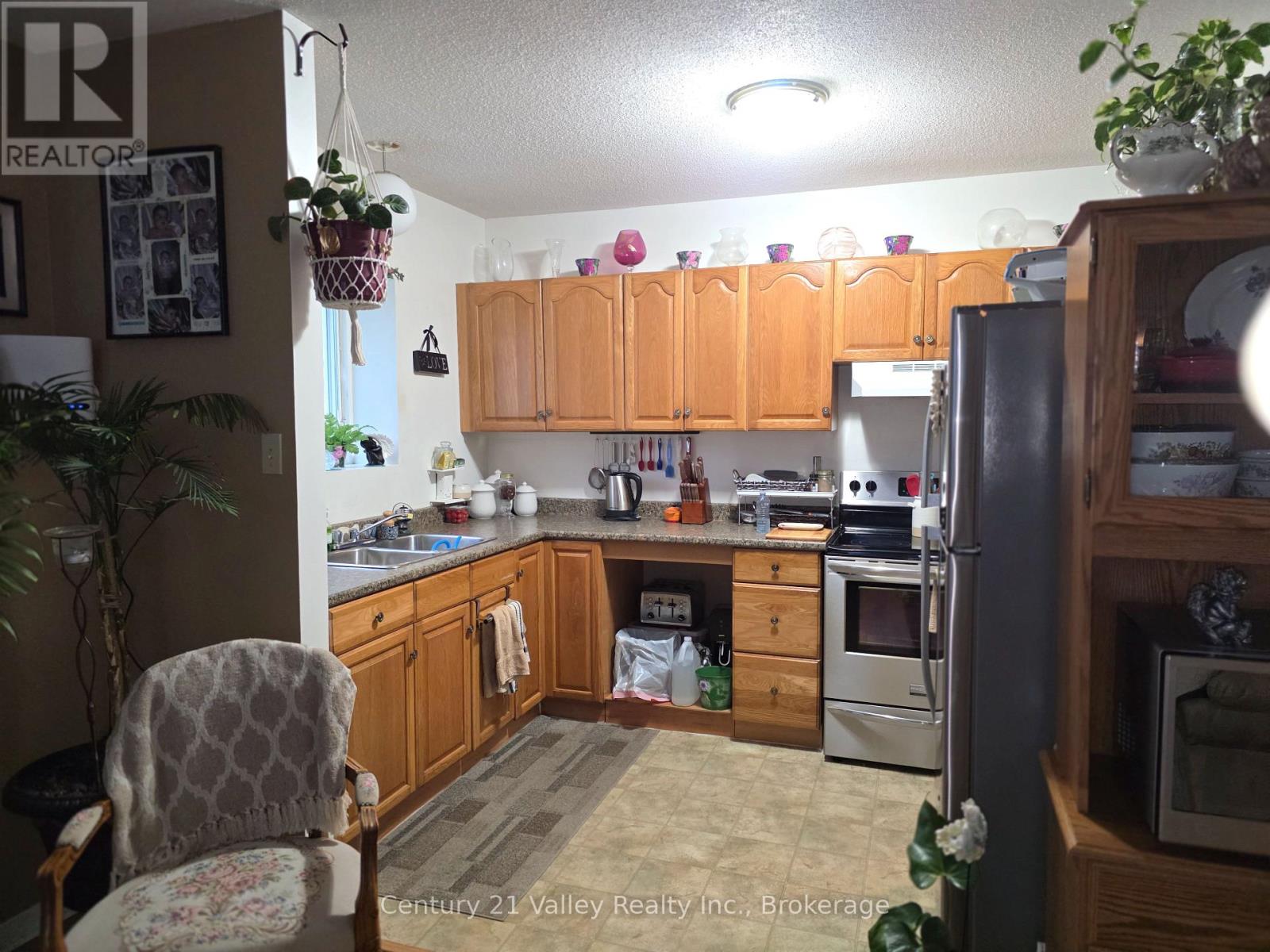 689 Fourth Street Property Photo 20