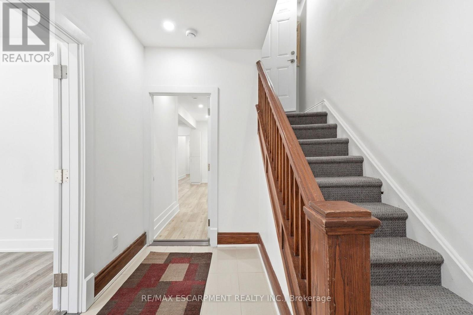 968 Main Street E Property Photo 4
