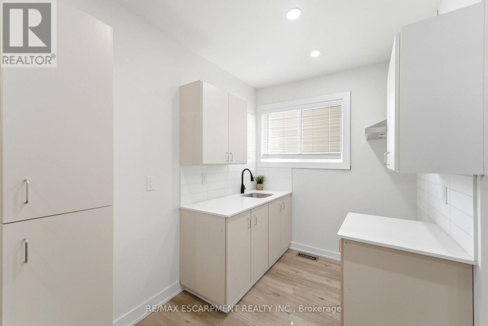 968 Main Street E Property Photo 8