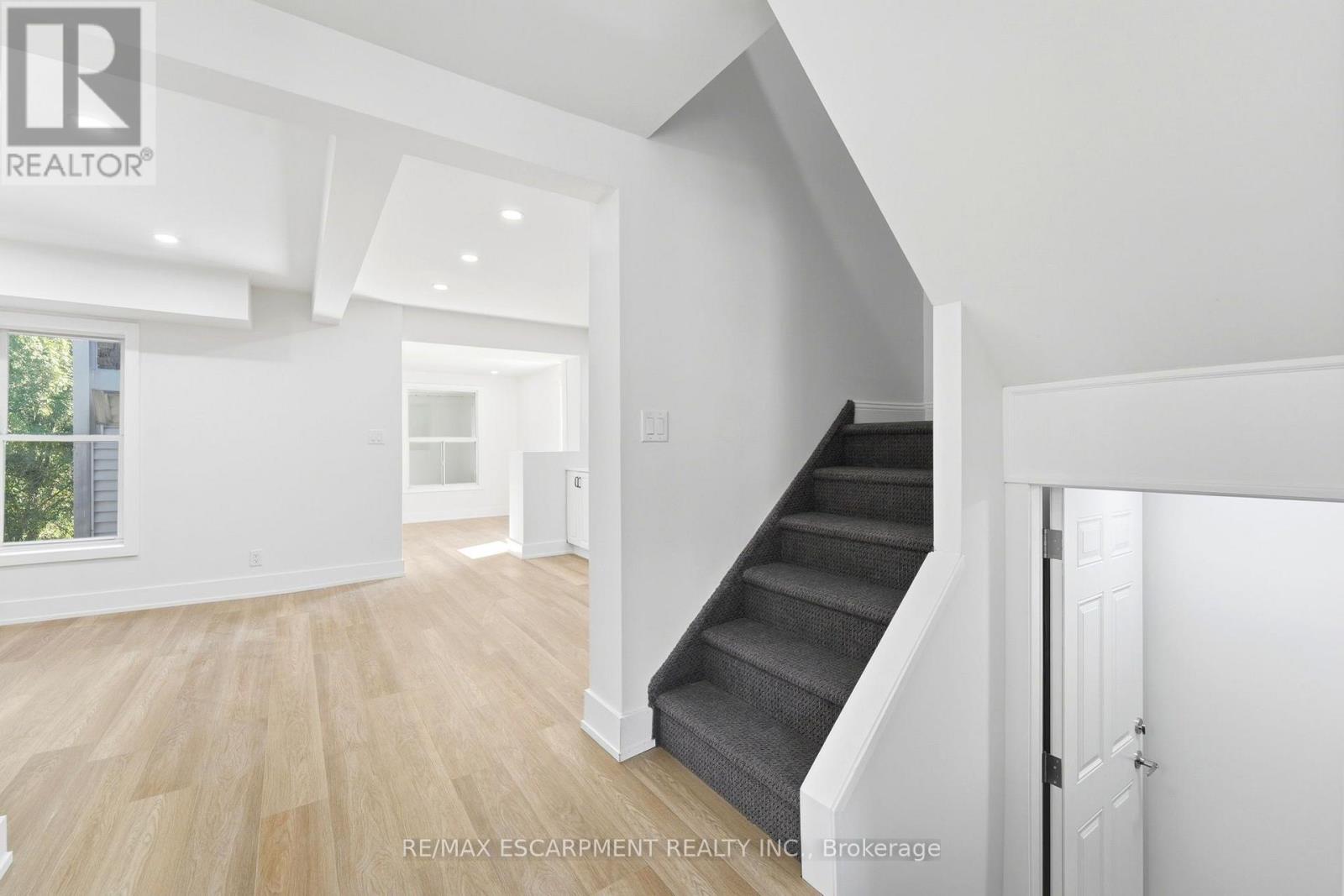 968 Main Street E Property Photo 12