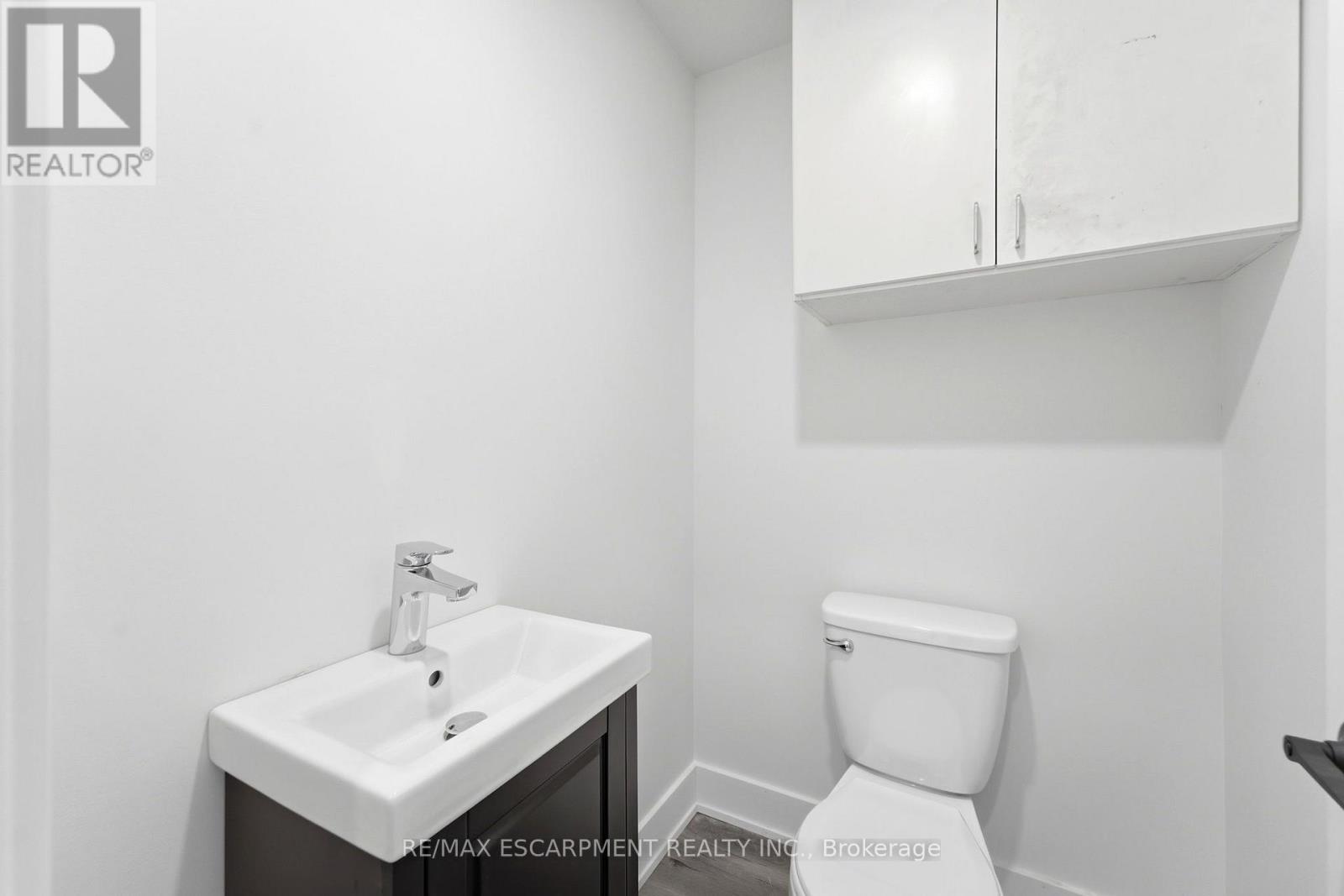 968 Main Street E Property Photo 13