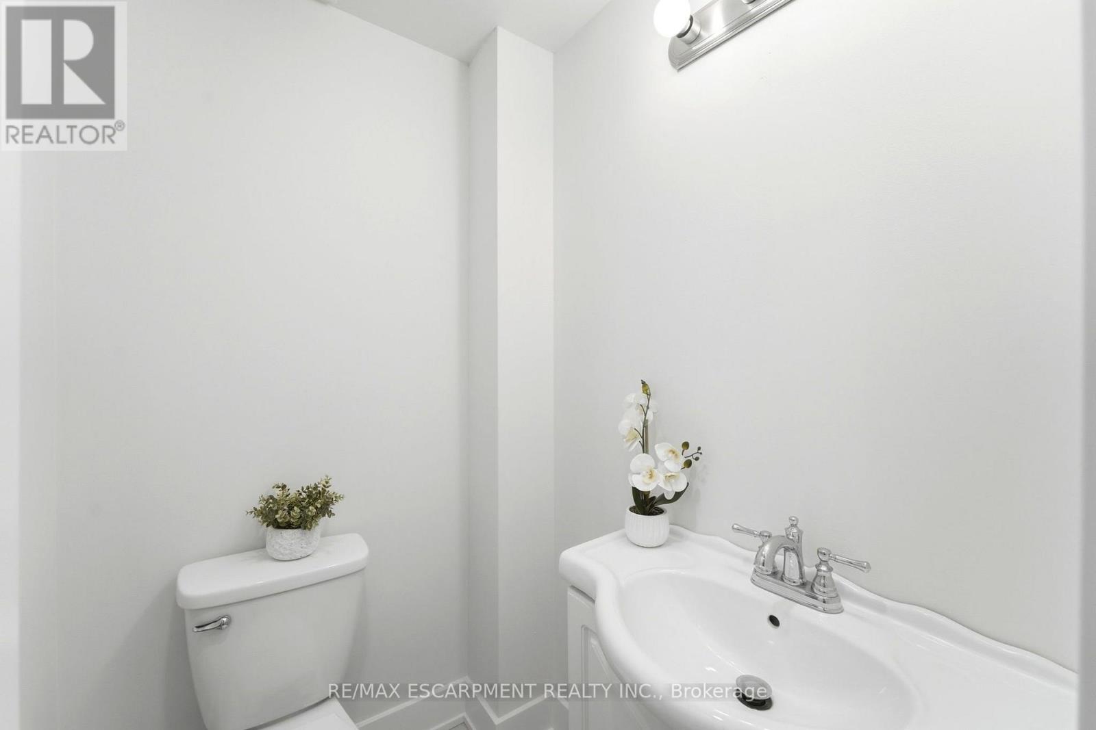 968 Main Street E Property Photo 14