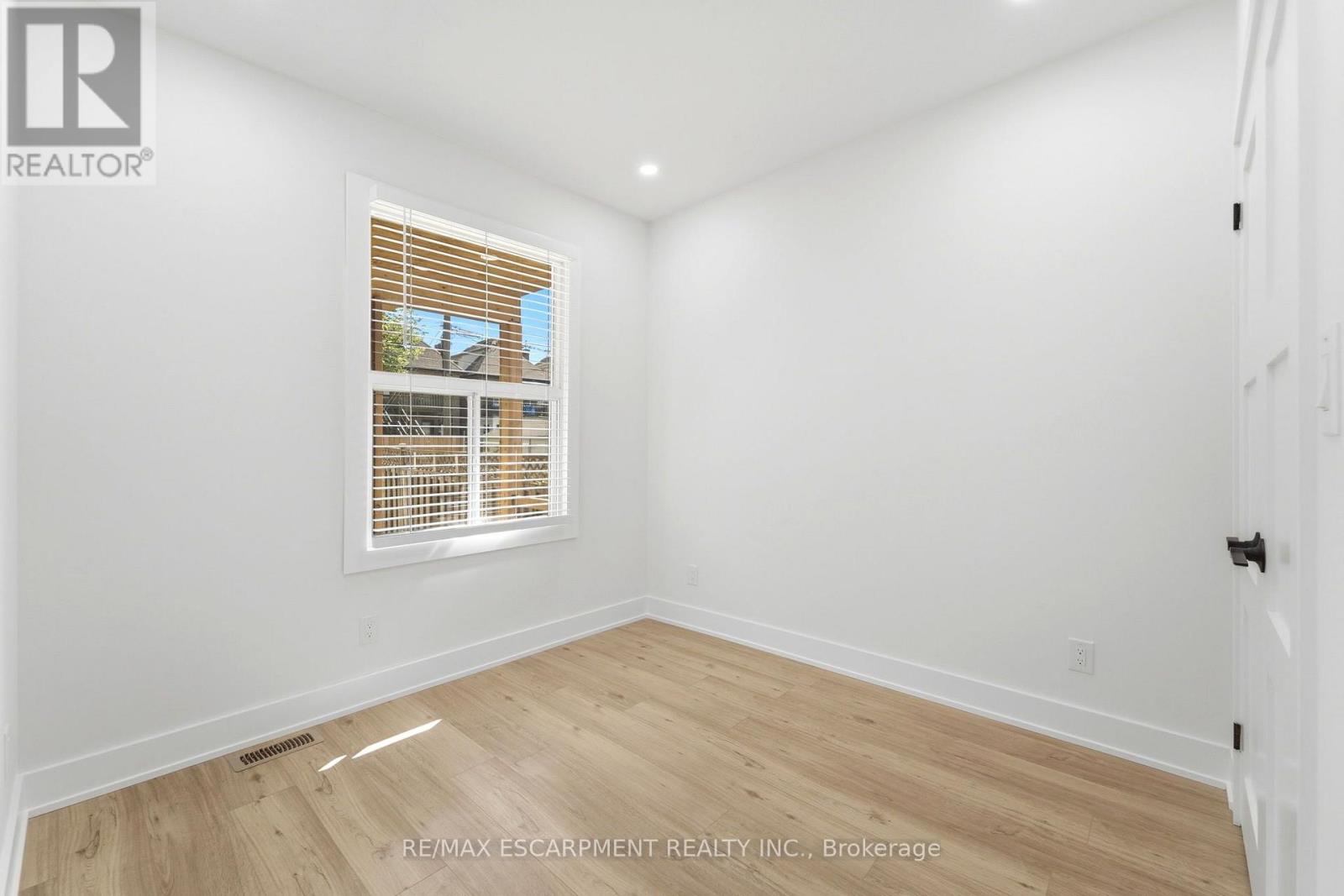 968 Main Street E Property Photo 15