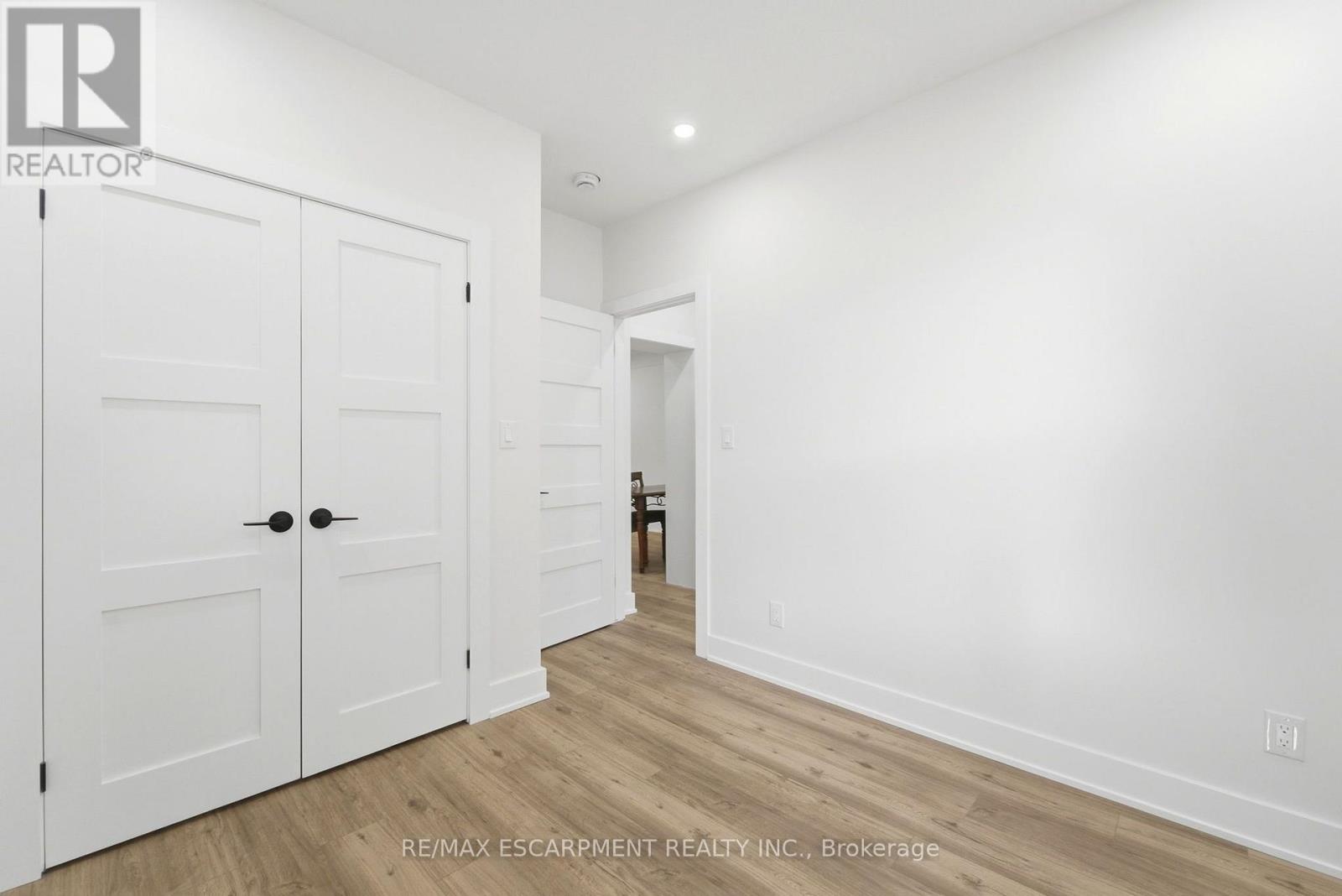 968 Main Street E Property Photo 16
