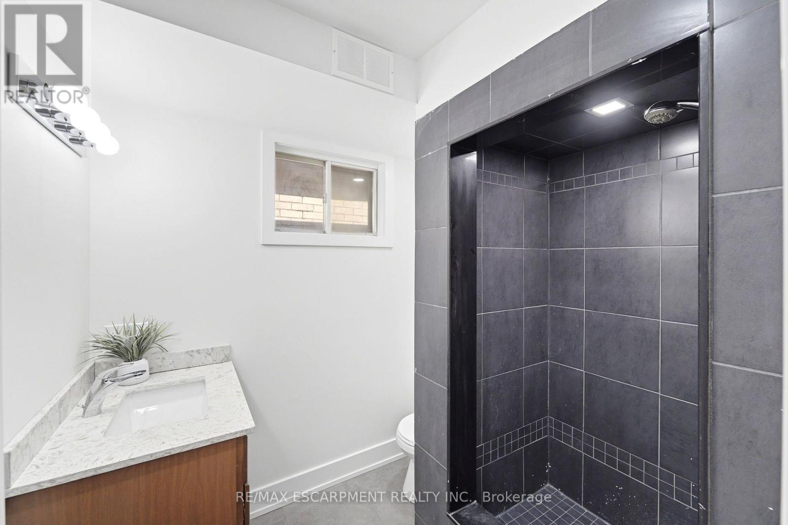 968 Main Street E Property Photo 20