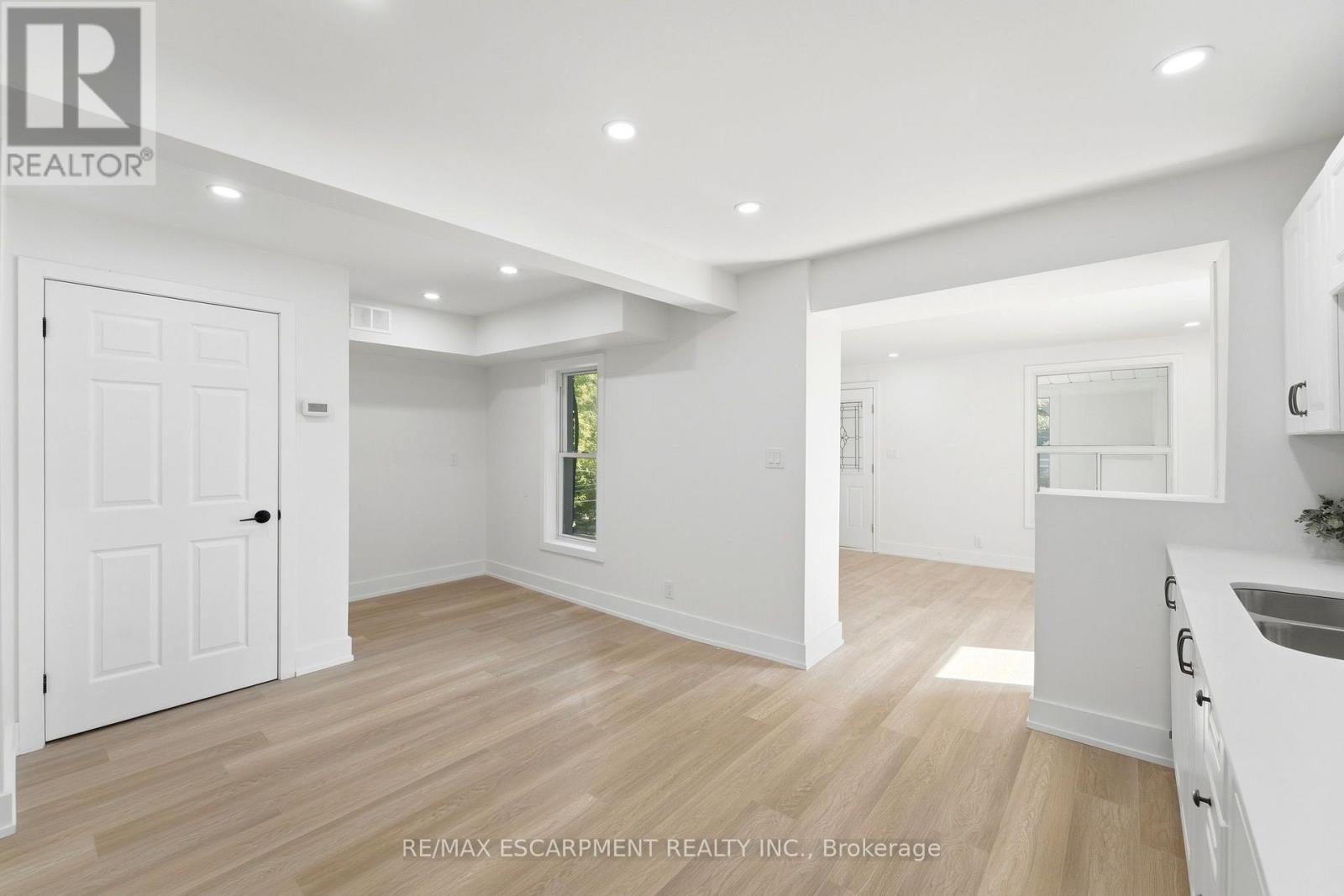 968 Main Street E Property Photo 21
