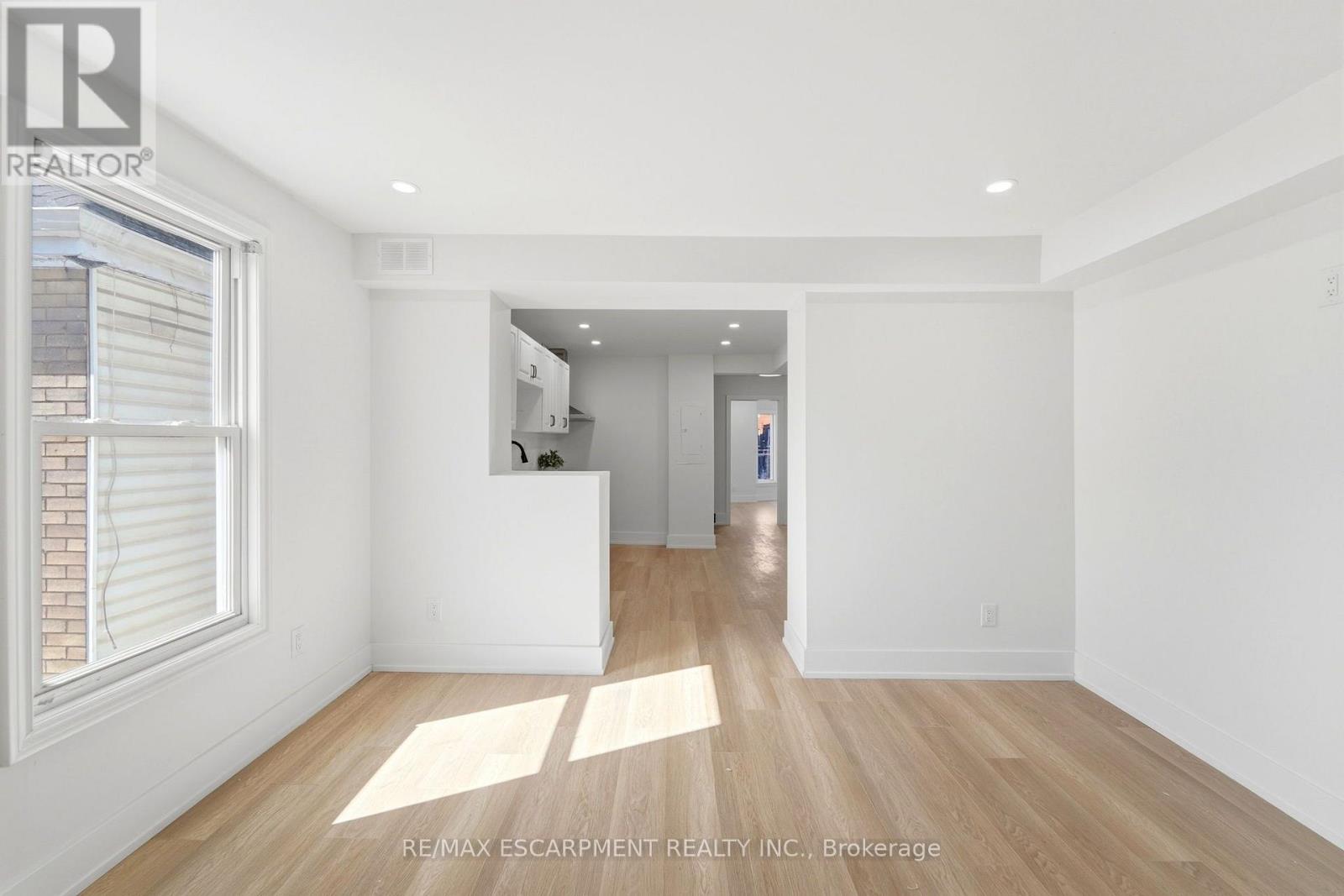 968 Main Street E Property Photo 22