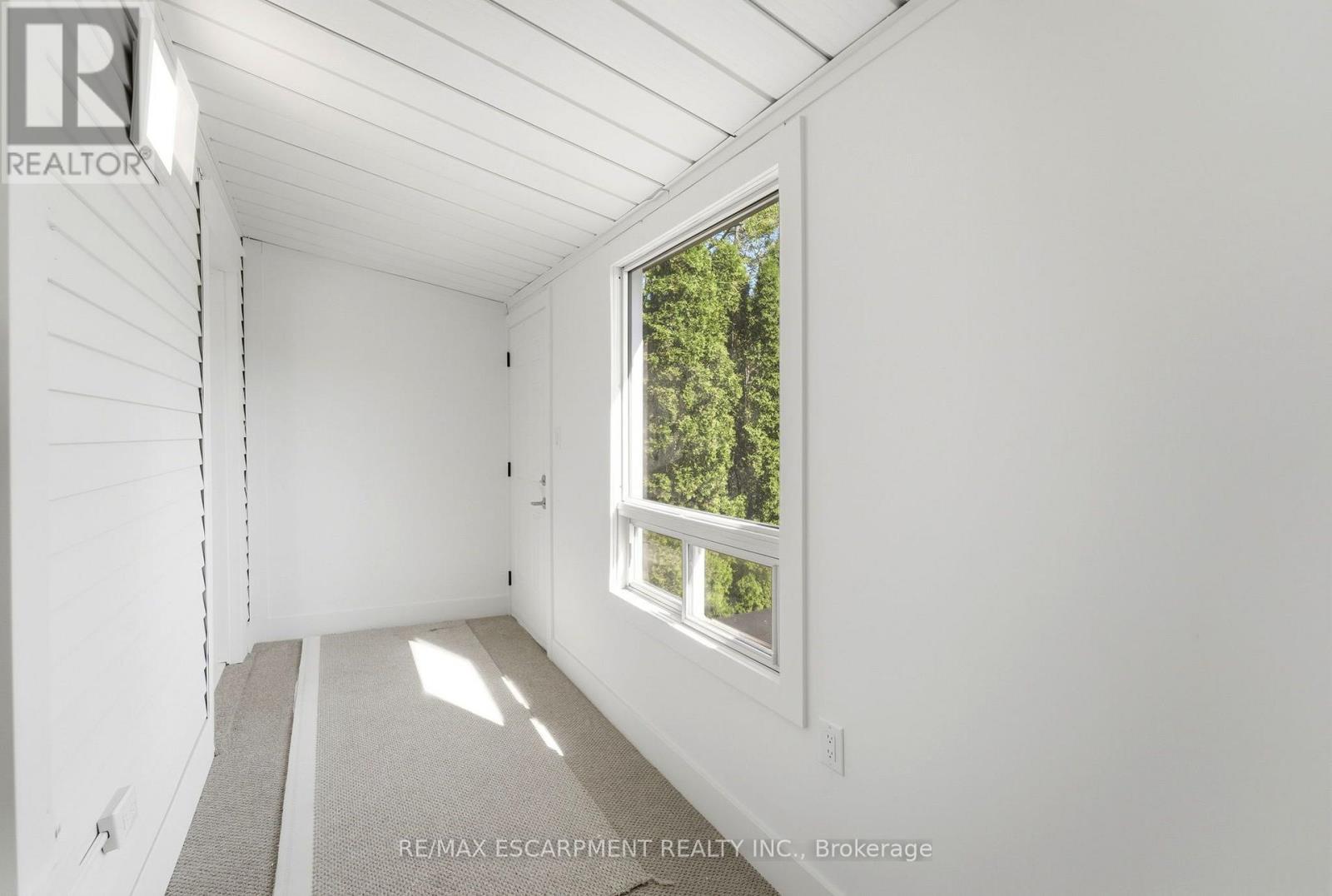 968 Main Street E Property Photo 24