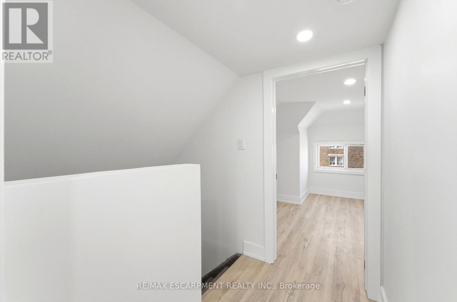 968 Main Street E Property Photo 25