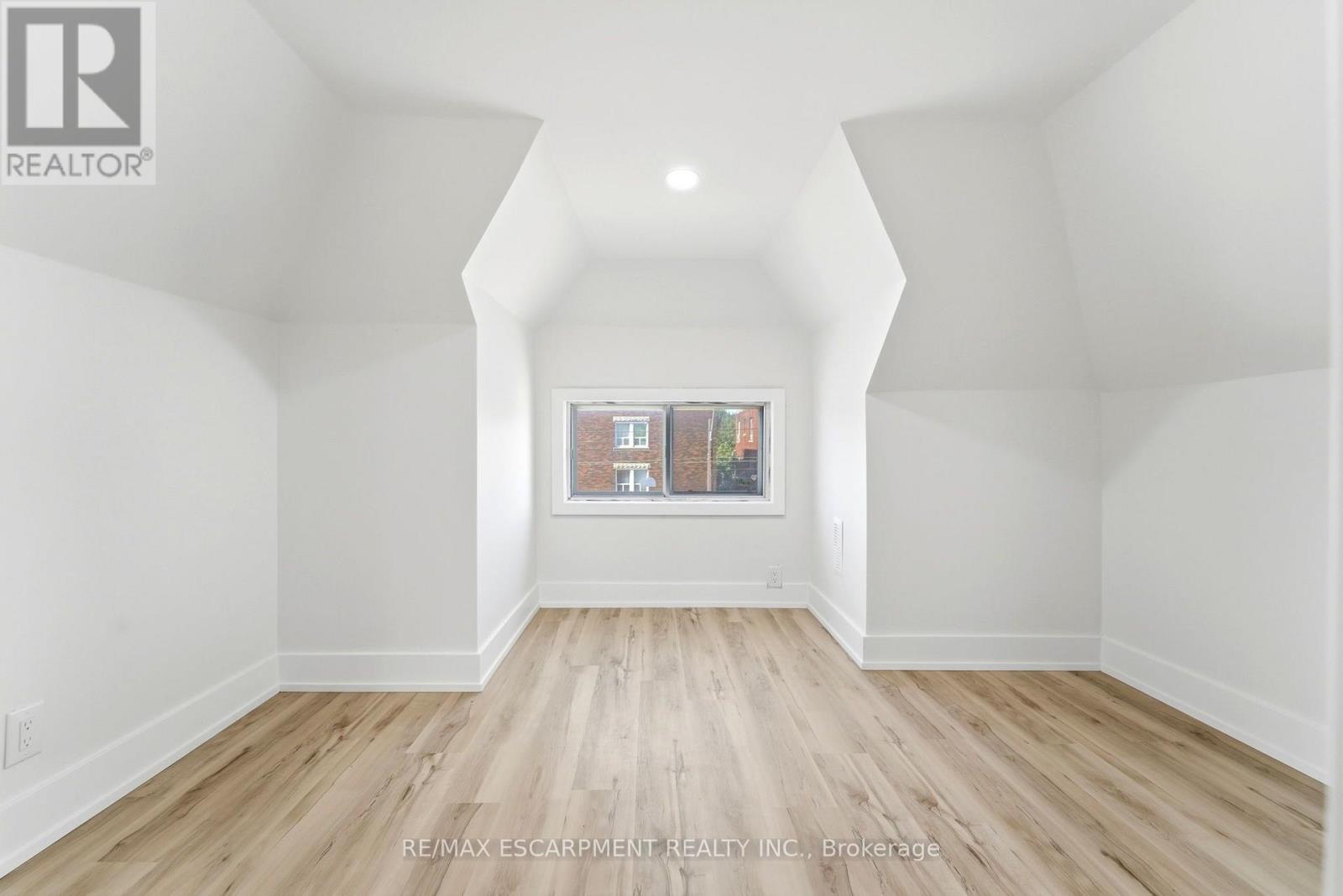 968 Main Street E Property Photo 26