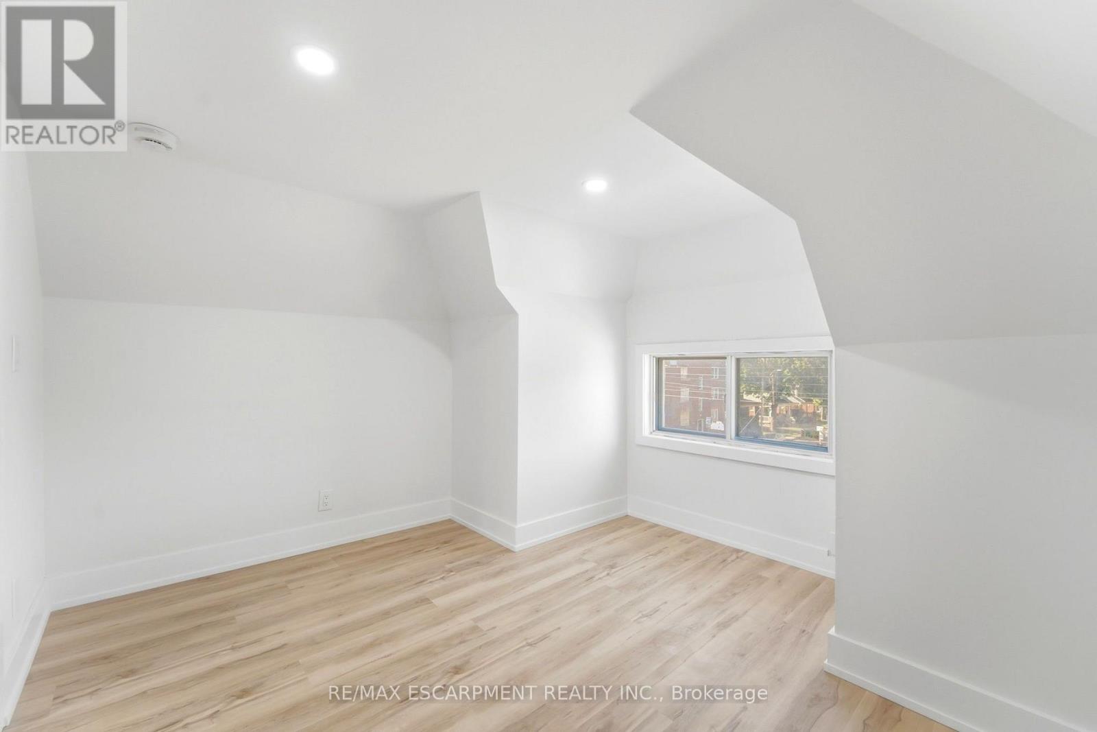 968 Main Street E Property Photo 27