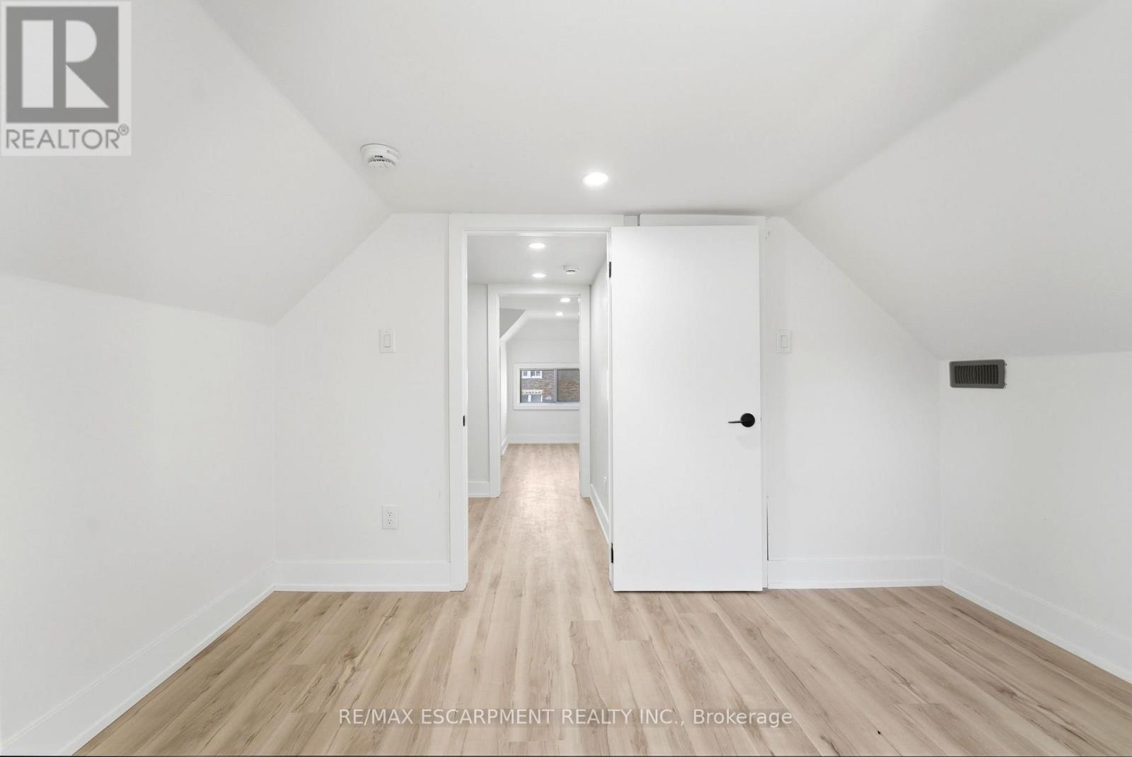 968 Main Street E Property Photo 28