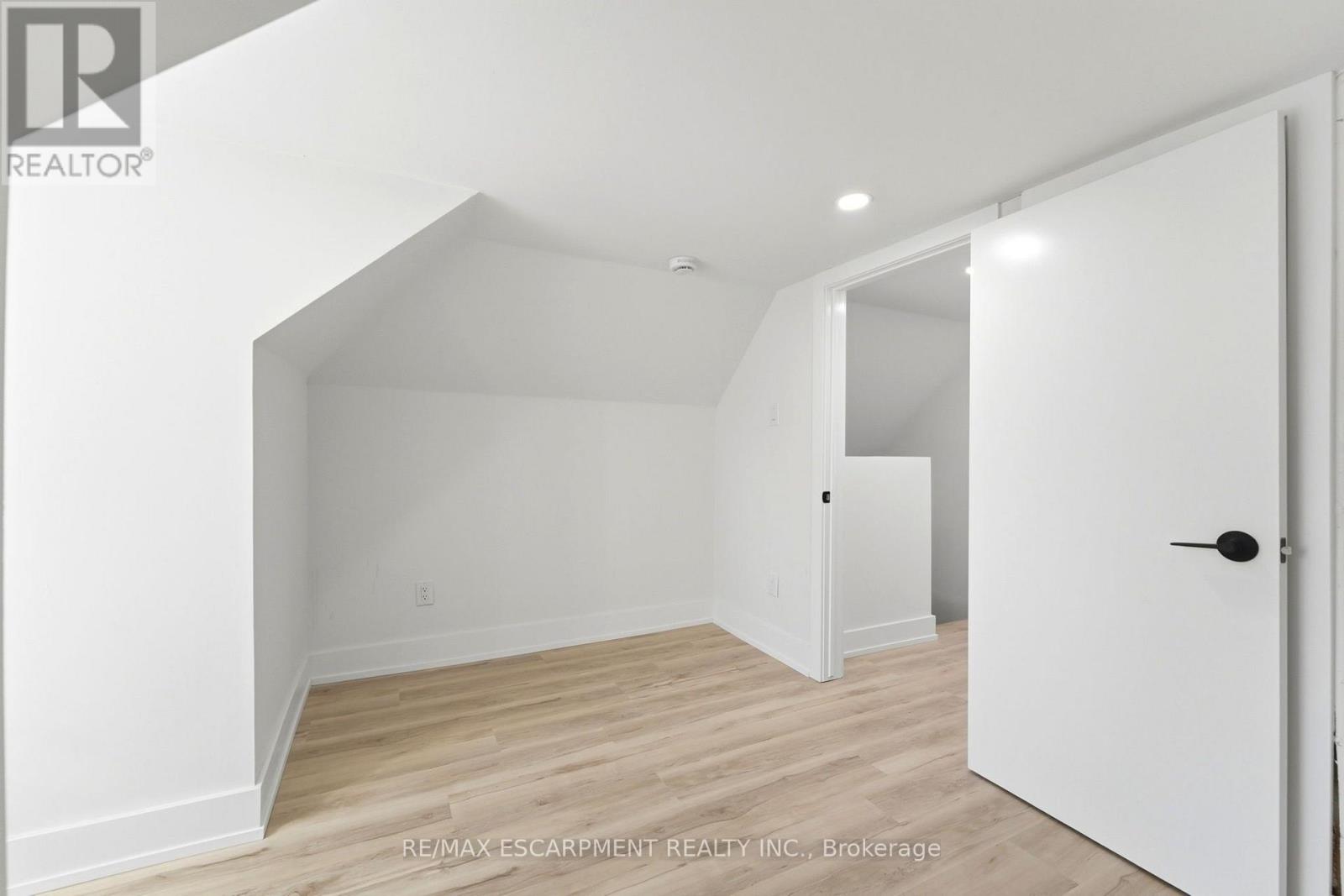 968 Main Street E Property Photo 29