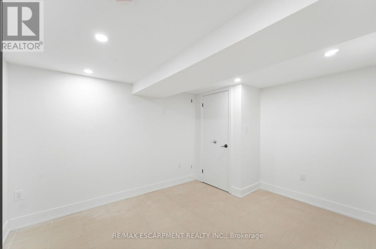 968 Main Street E Property Photo 34