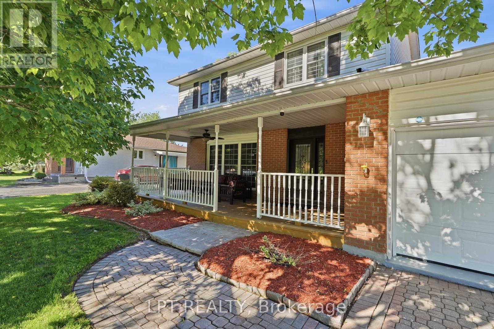 18 Louise Crescent Property Photo 2