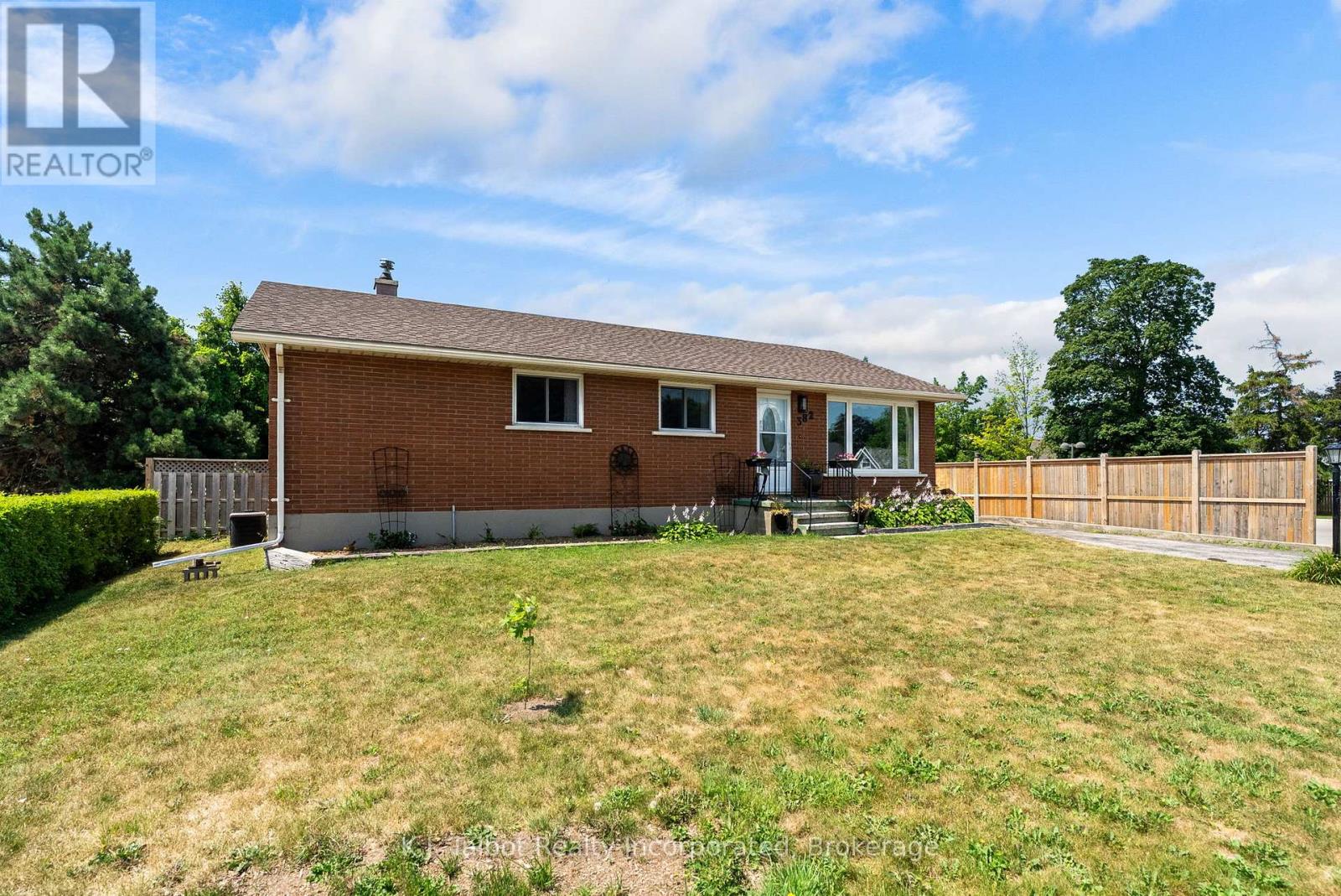 382 Huron Road Property Photo 4
