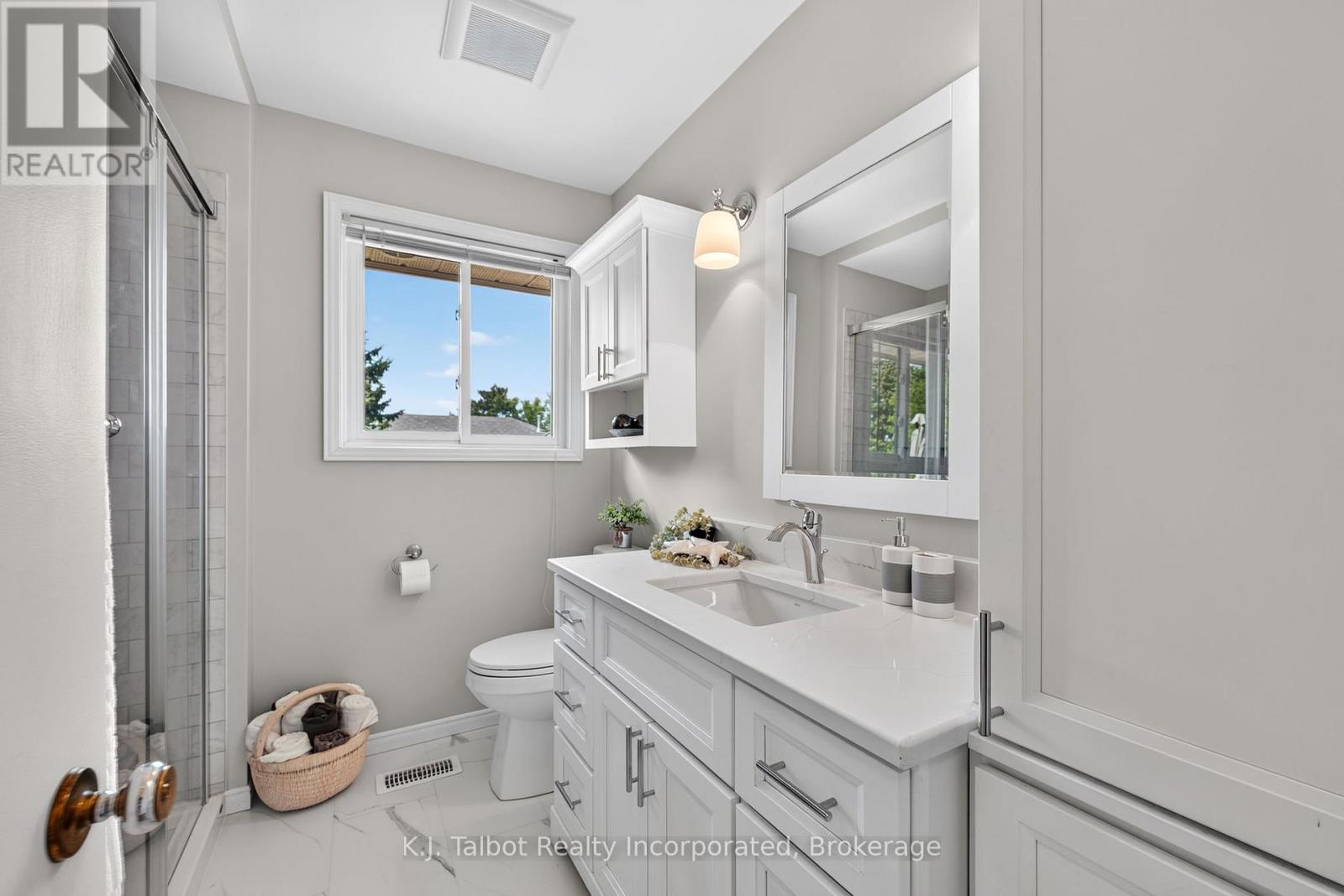 382 Huron Road Property Photo 16