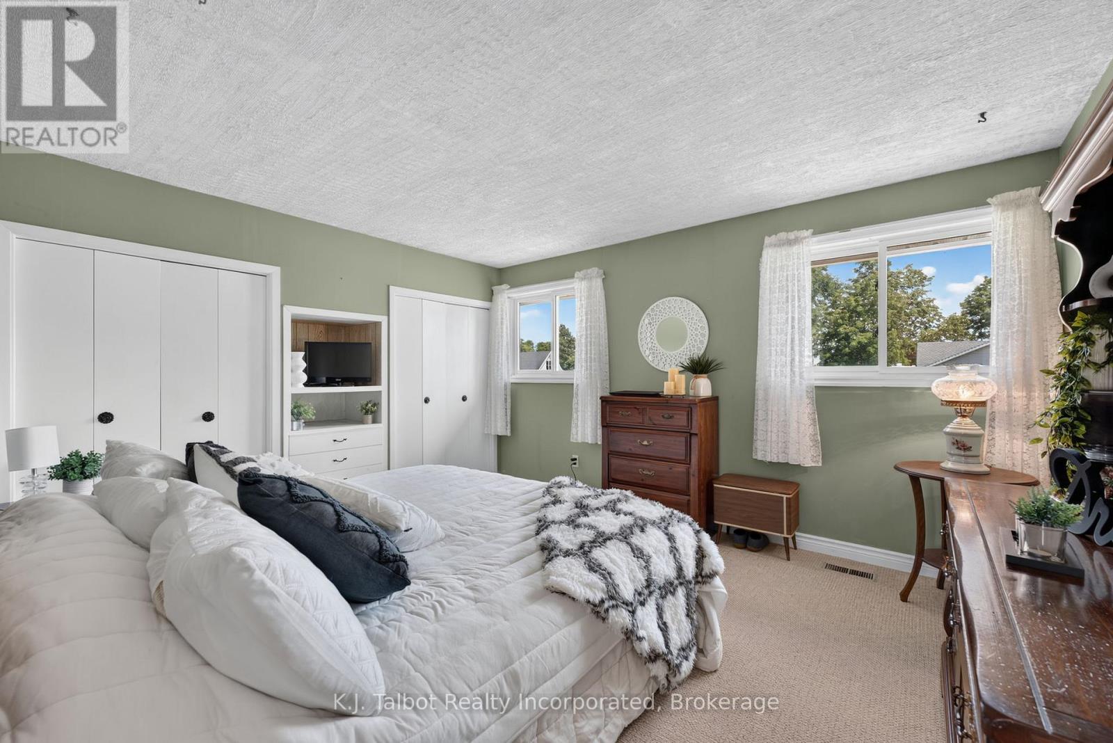382 Huron Road Property Photo 17