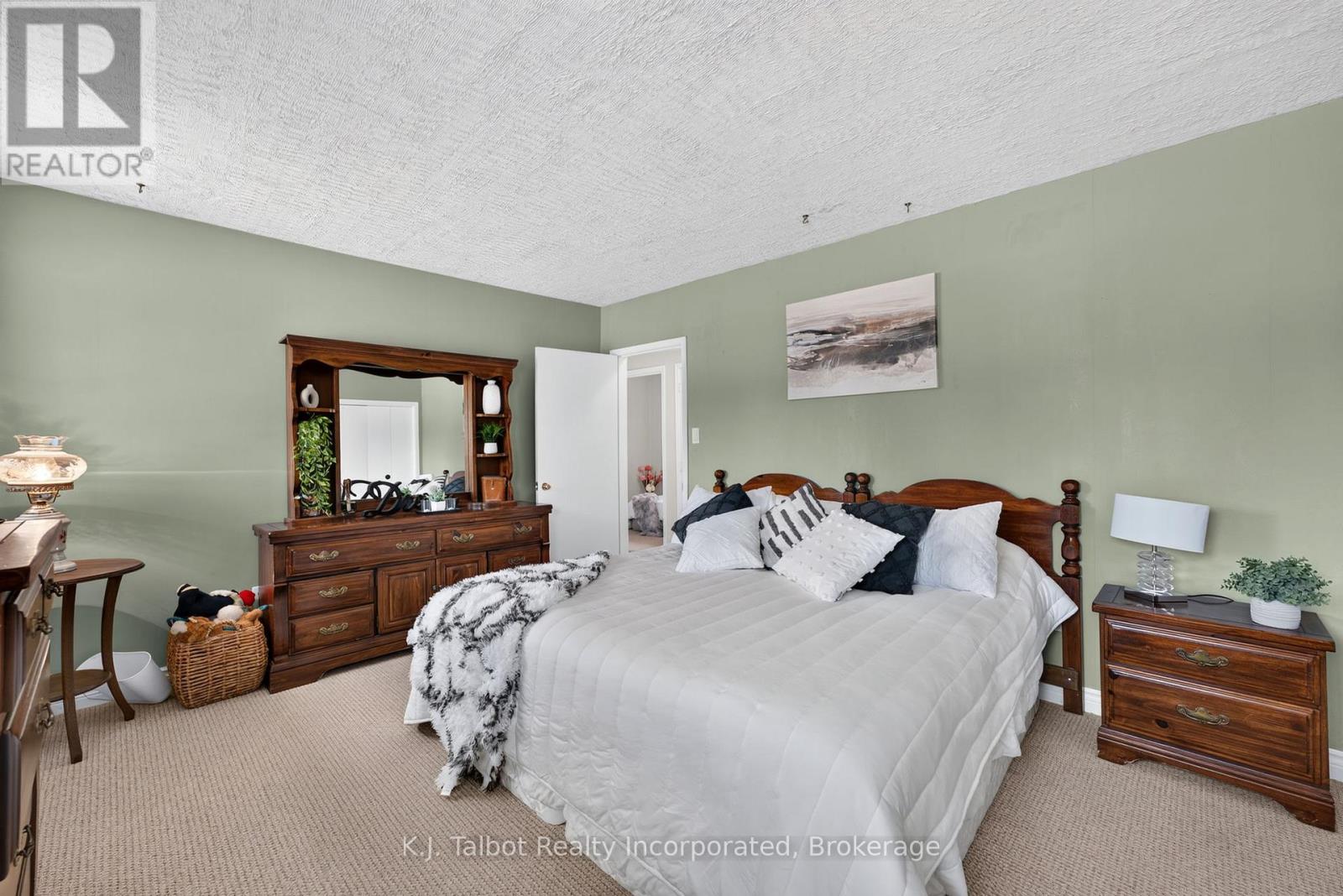 382 Huron Road Property Photo 19