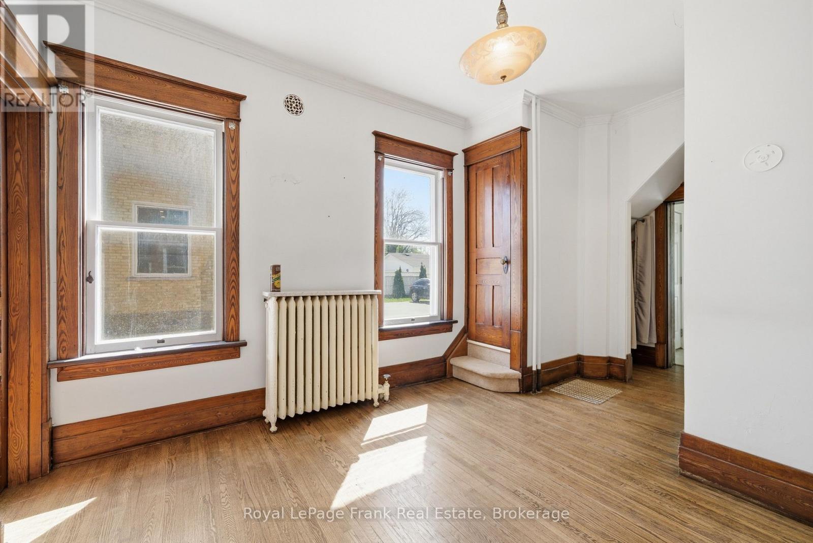 279 Kent Street W Property Photo 9