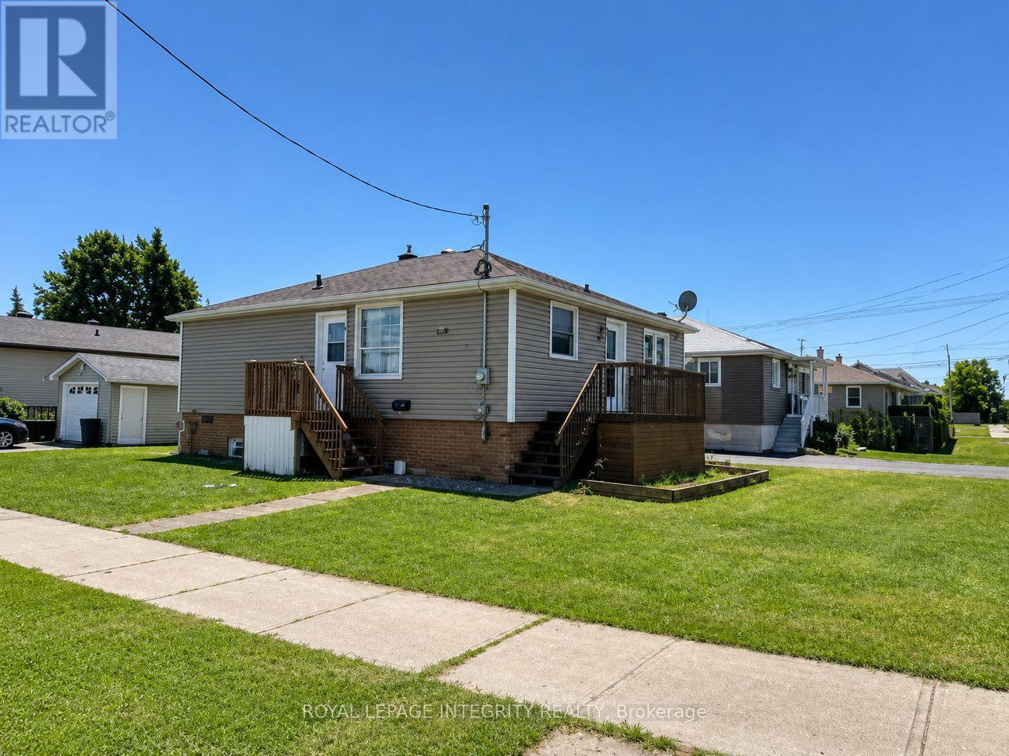 607 12th Street E Property Photo 3