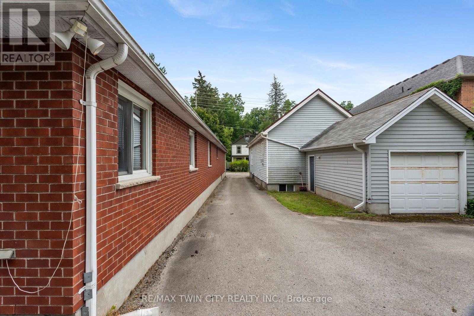 25 Saunby Street Property Photo 39