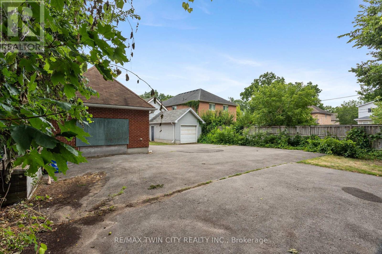 25 Saunby Street Property Photo 41