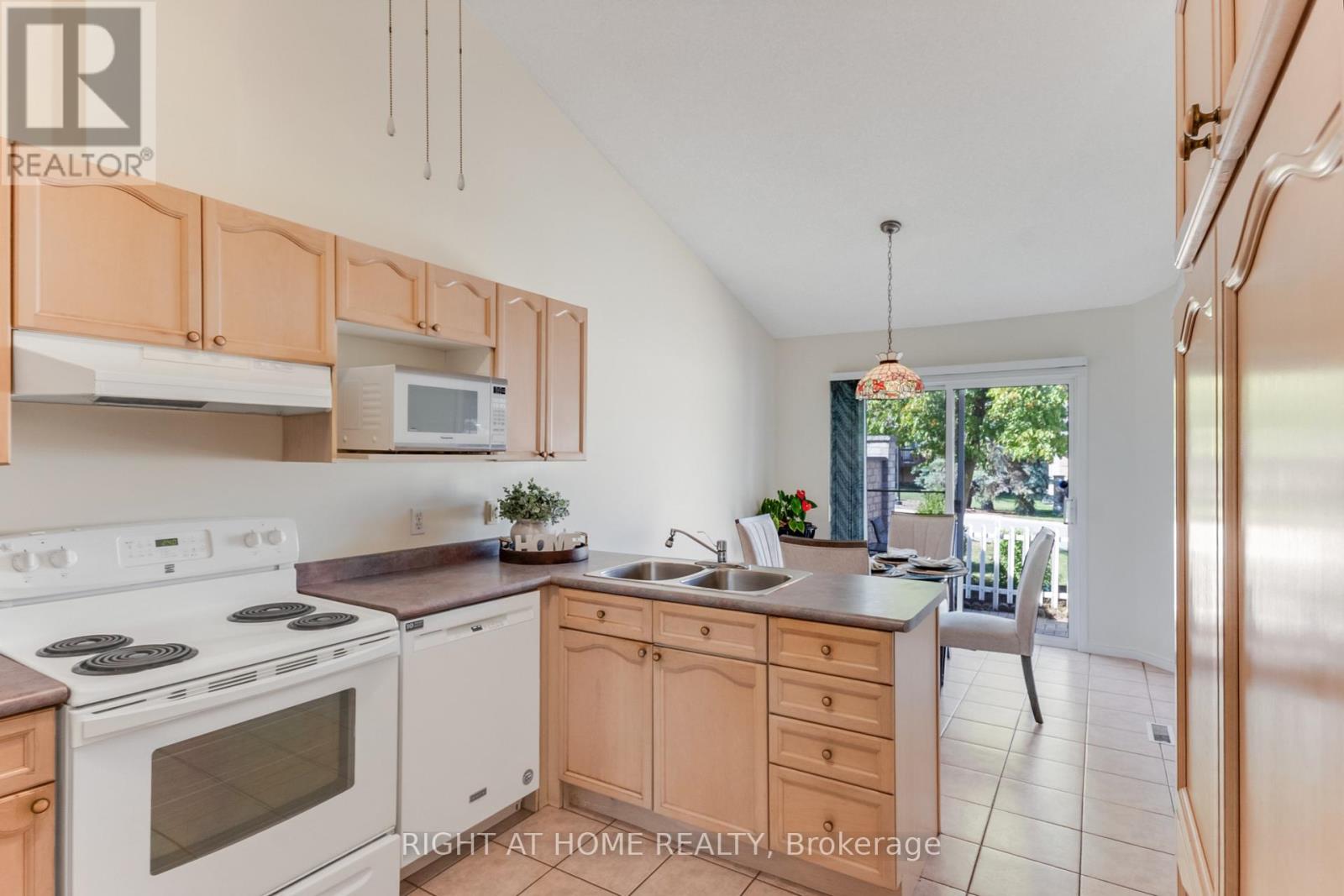 34 - 861 Shelborne Street Property Photo 8