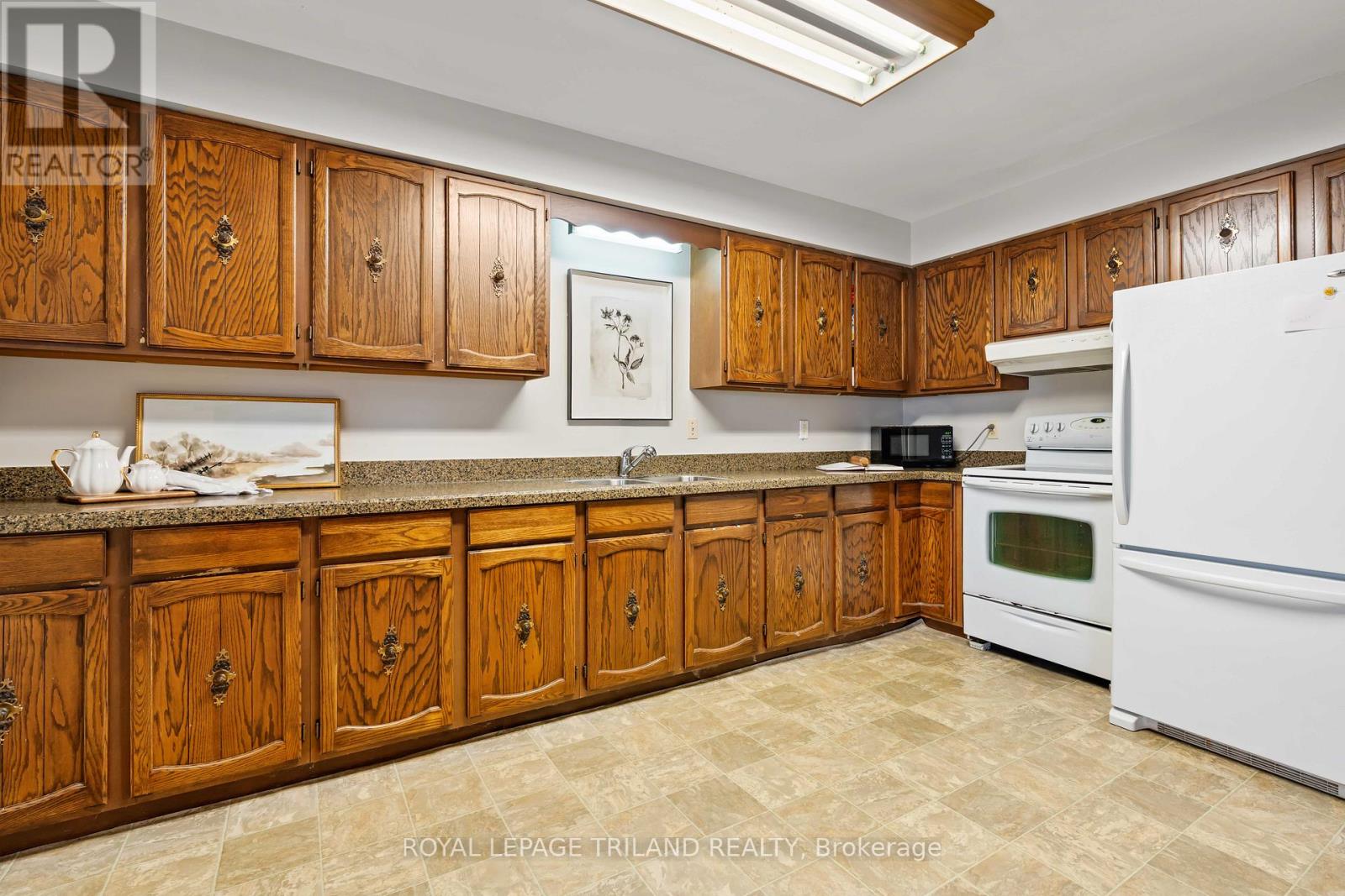 308 John Street S Property Photo 17