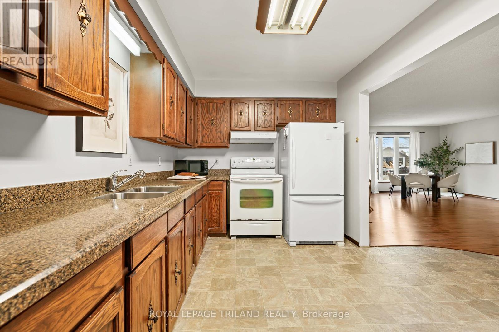 308 John Street S Property Photo 18