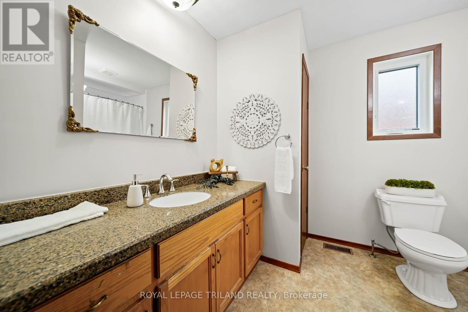 308 John Street S Property Photo 22