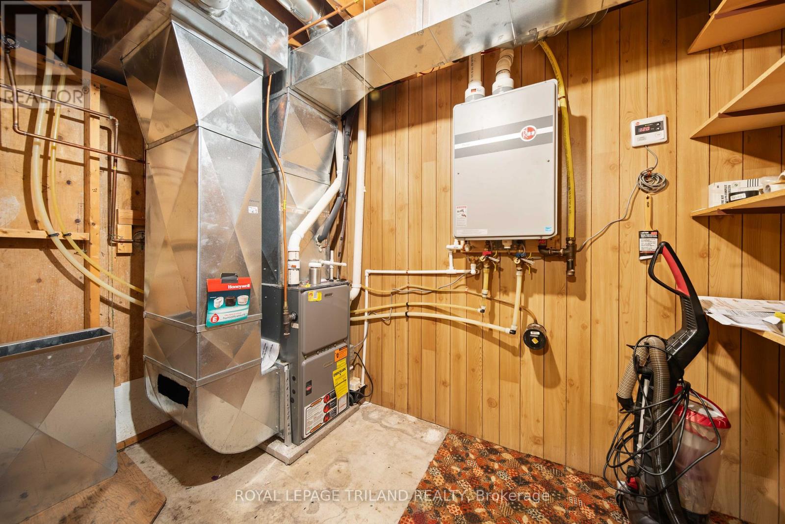 308 John Street S Property Photo 34