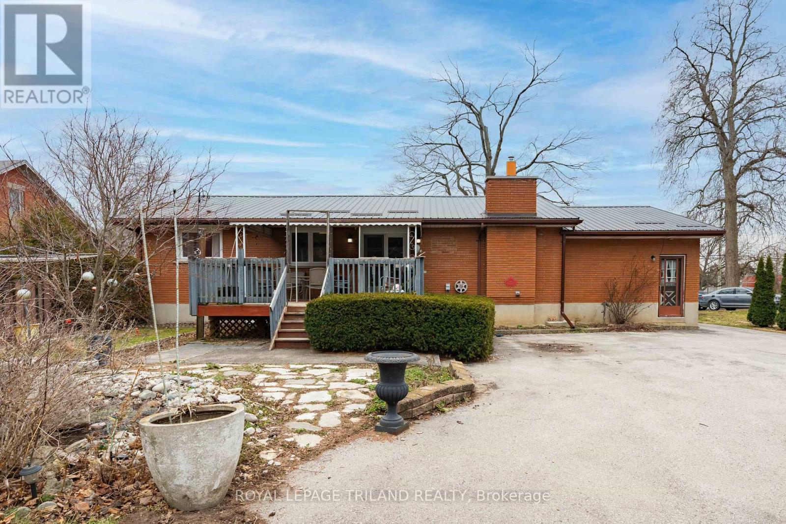 308 John Street S Property Photo 36