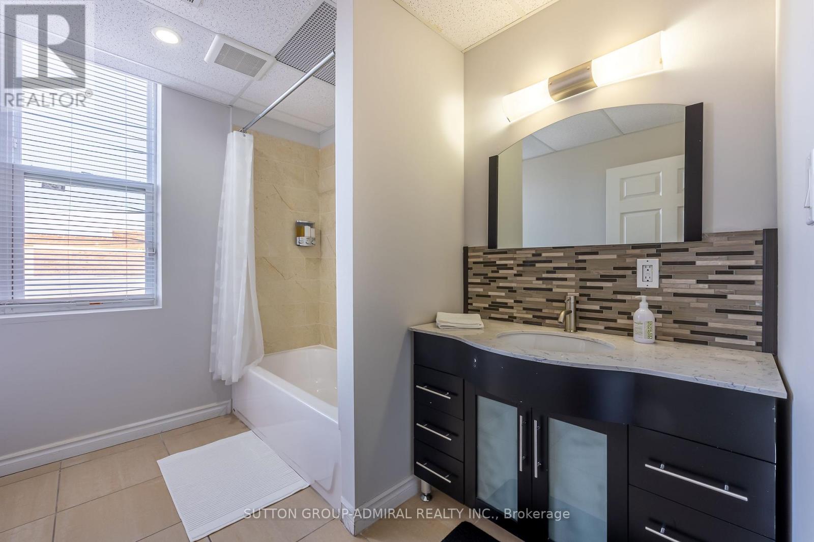 4497 Queen Street Property Photo 5