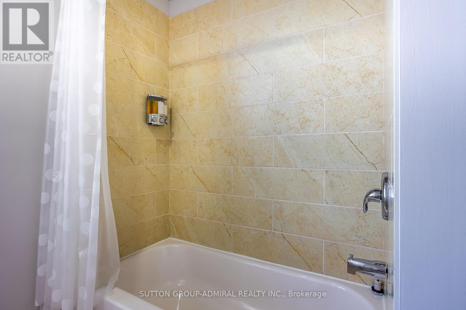 4497 Queen Street Property Photo 6