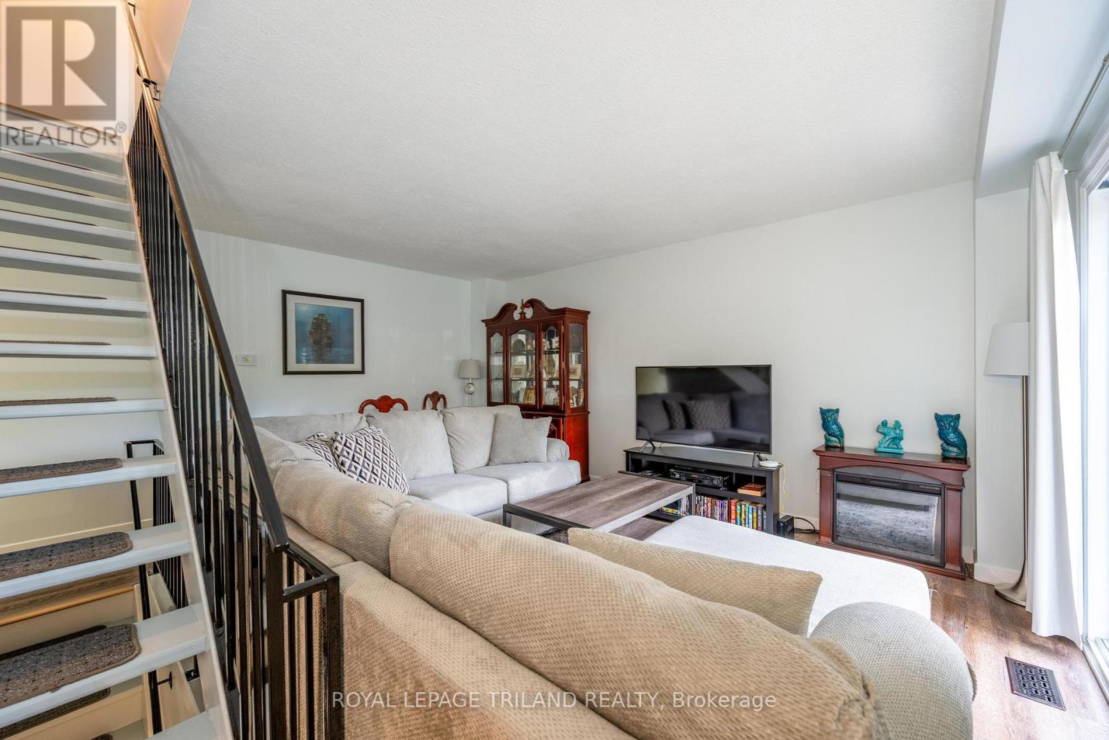 104 - 70 Fiddlers Green Road Property Photo 4