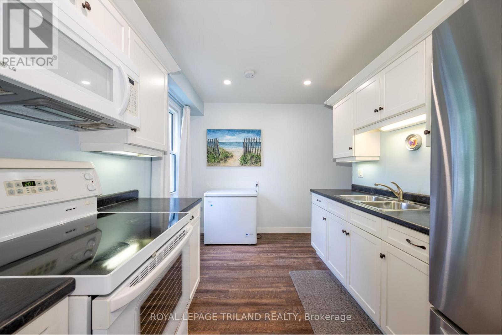 104 - 70 Fiddlers Green Road Property Photo 6