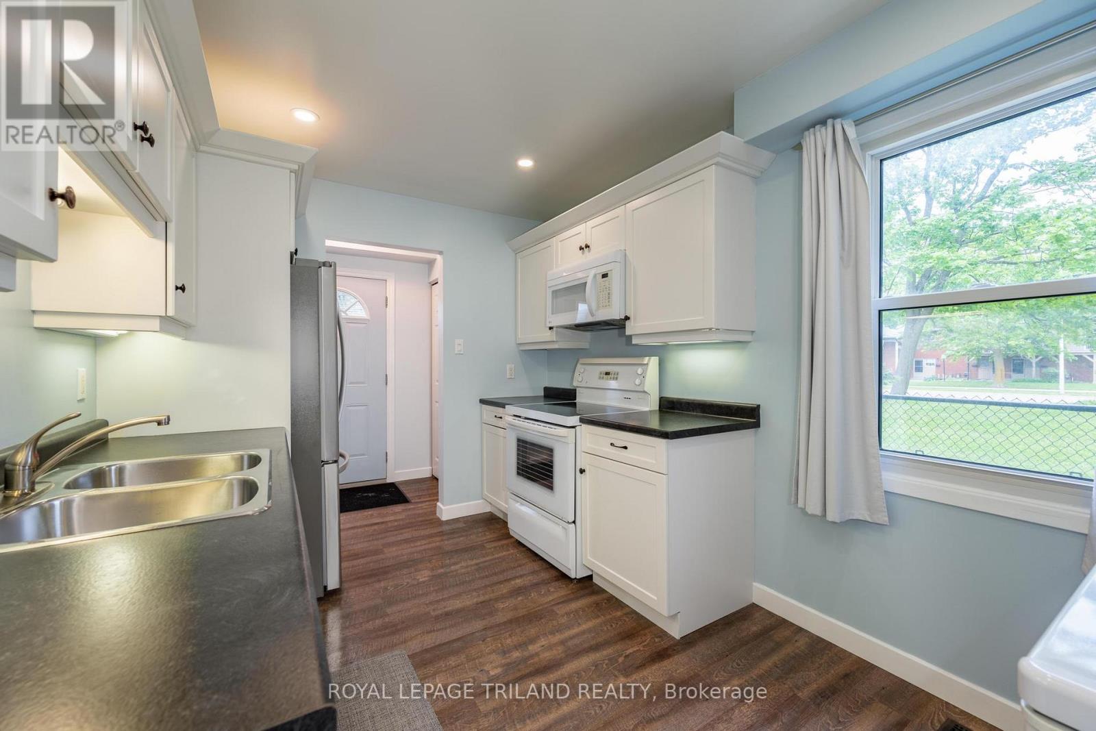 104 - 70 Fiddlers Green Road Property Photo 8