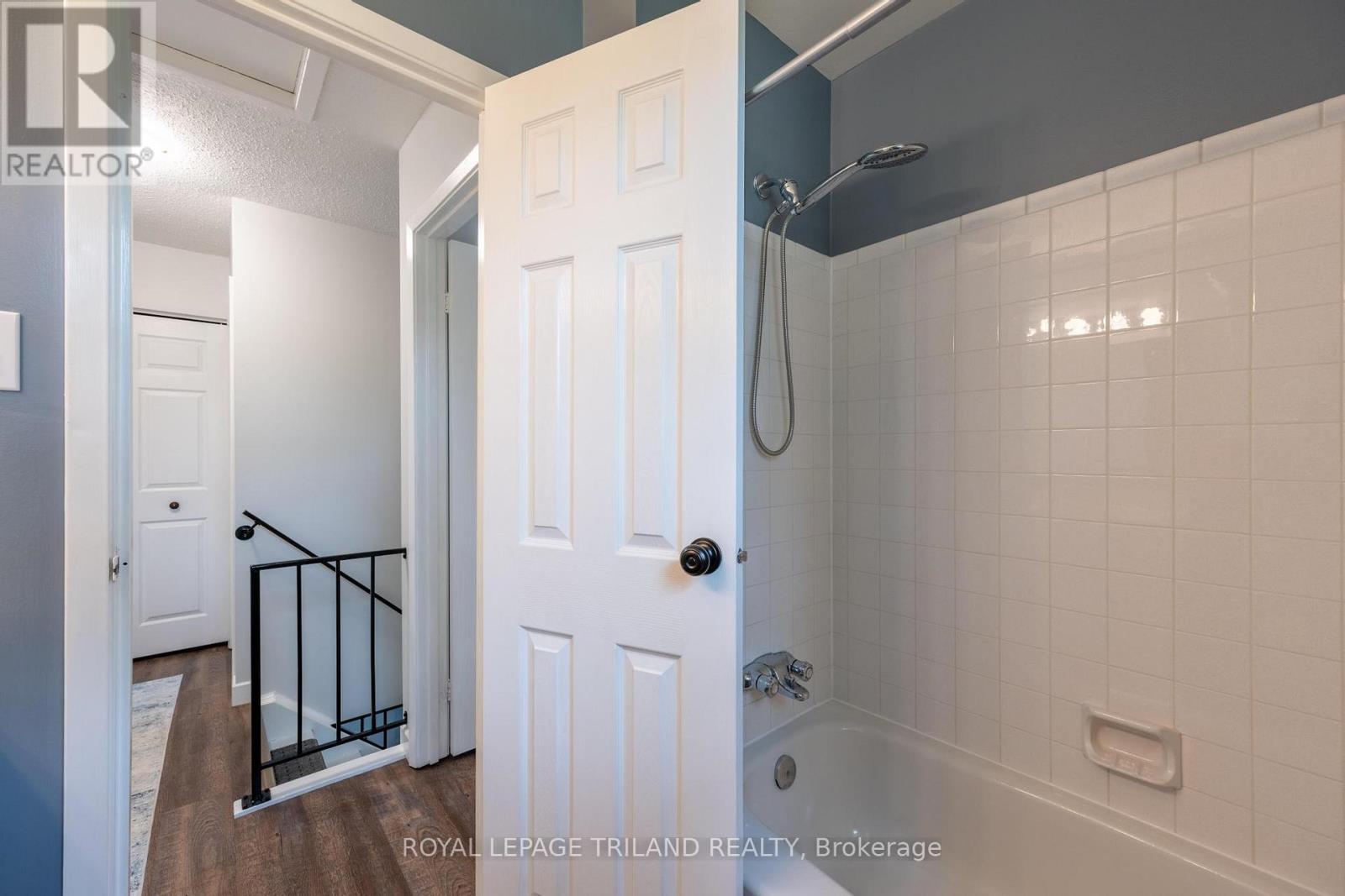 104 - 70 Fiddlers Green Road Property Photo 12