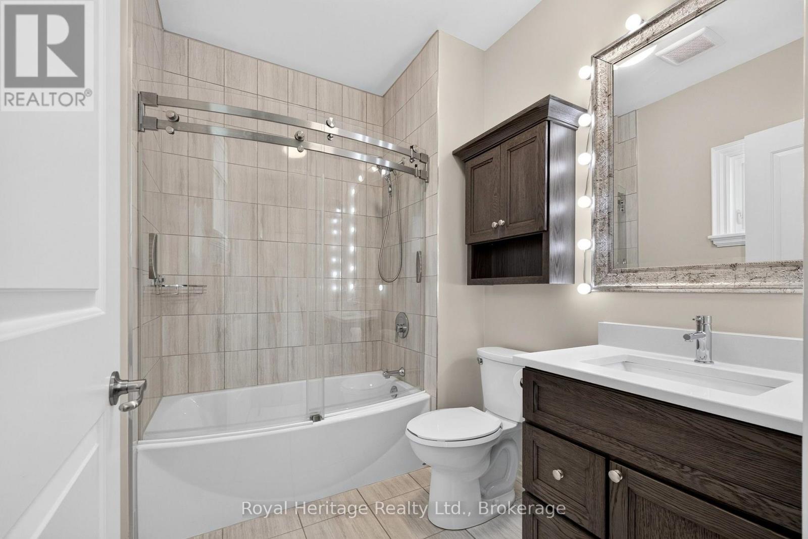 204 - 25 King Street Property Photo 16